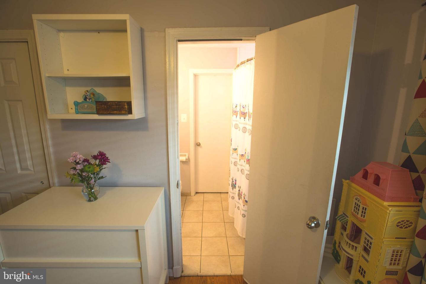 Alexandria, Virginia, 22305, United States, 2 Bedrooms Bedrooms, ,1 BathroomBathrooms,Residential,For Sale,1927312