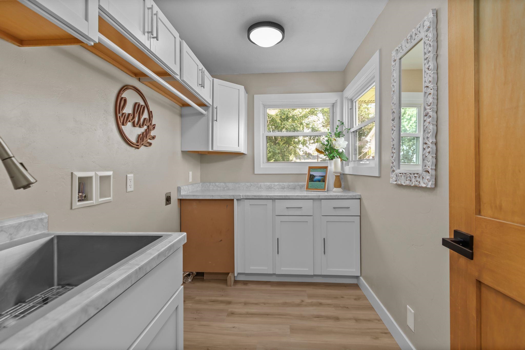 NEENAH, Wisconsin, 54956, United States, 3 Bedrooms Bedrooms, ,2 BathroomsBathrooms,Residential,For Sale,1912051