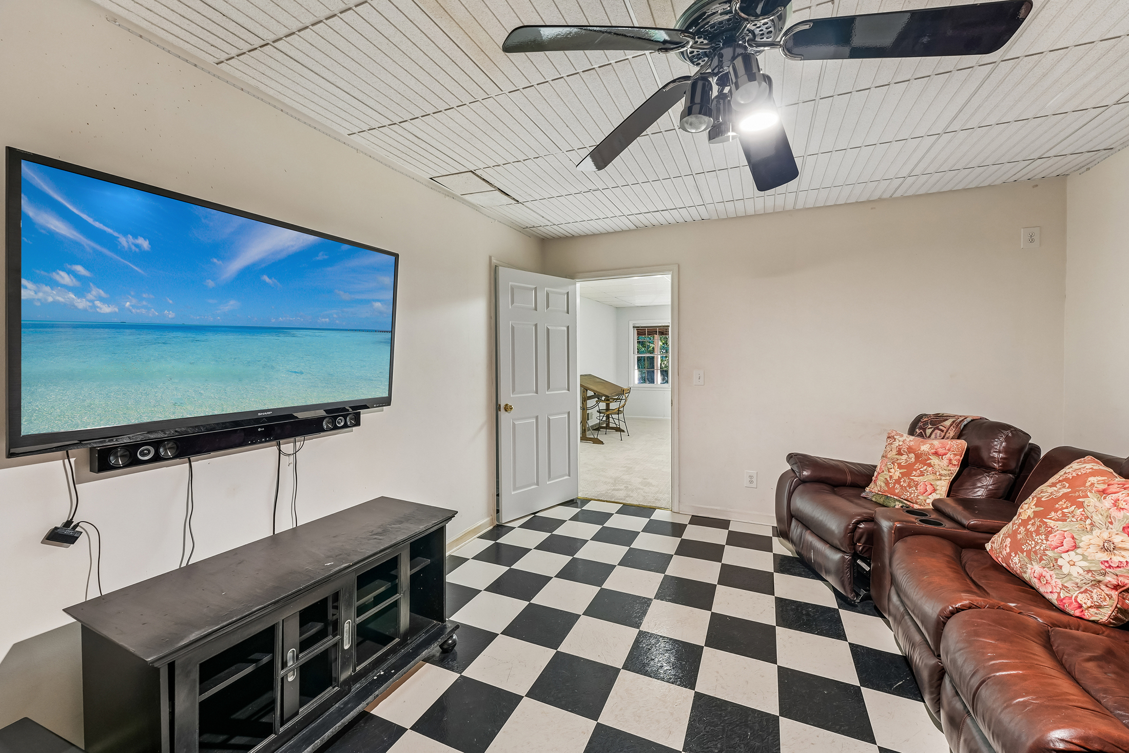  Beautiful, Renovated Daylight Basement Home on Exceptional Lot - 物件實景