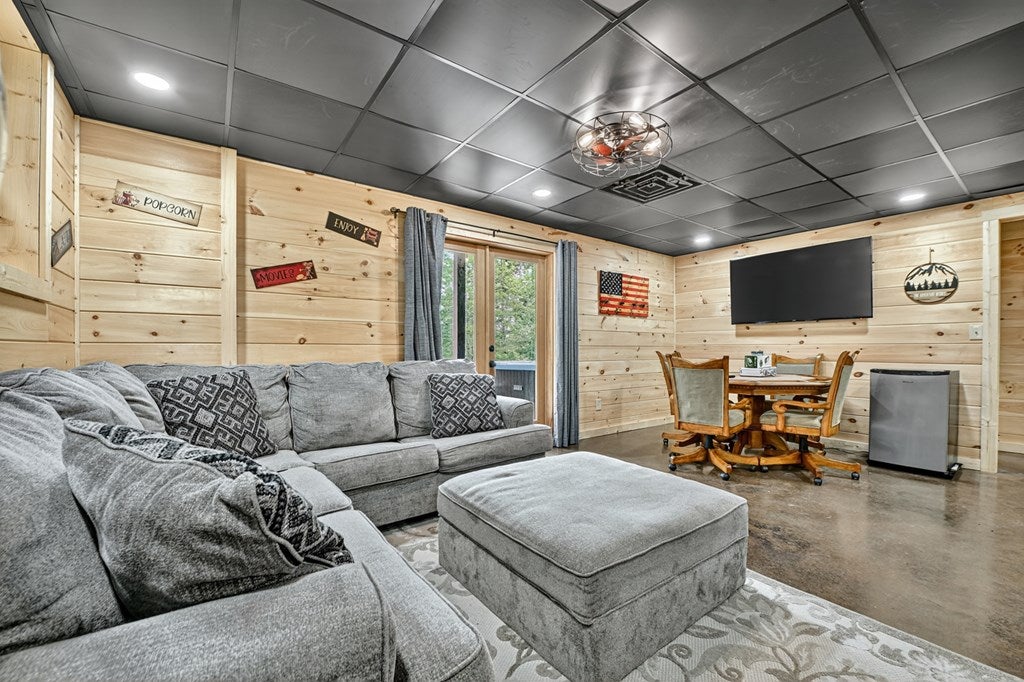 Ellijay, Georgia, 30540, United States, 3 Bedrooms Bedrooms, ,3 BathroomsBathrooms,Residential,For Sale,1916949