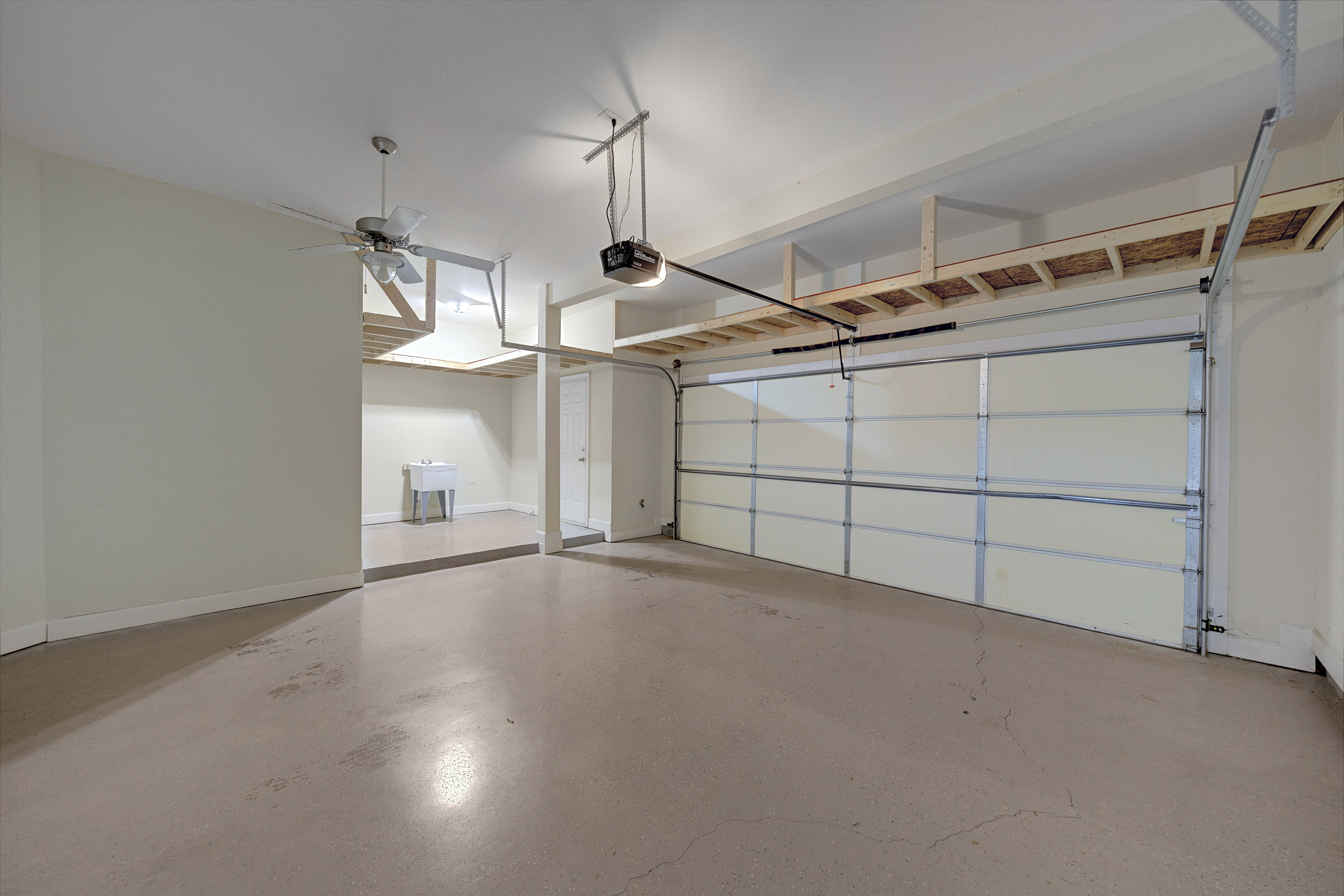  Sandy Springs Townhome Lives Like a Single Family Residence - 物件實景