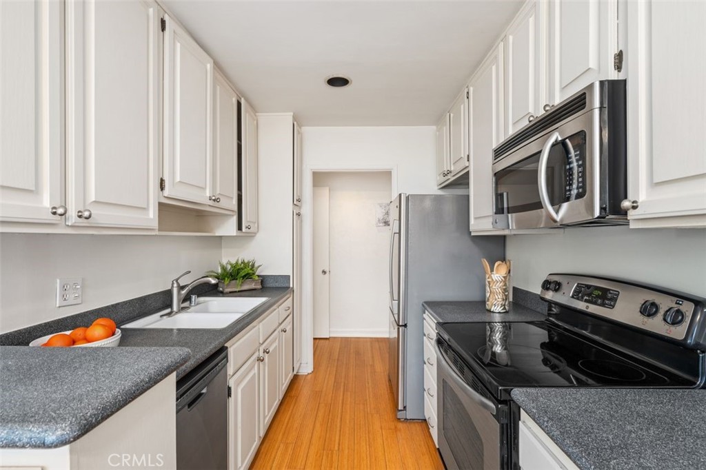 Los Angeles, California, 90025, United States, 2 Bedrooms Bedrooms, ,2 BathroomsBathrooms,Residential,For Sale,1912181