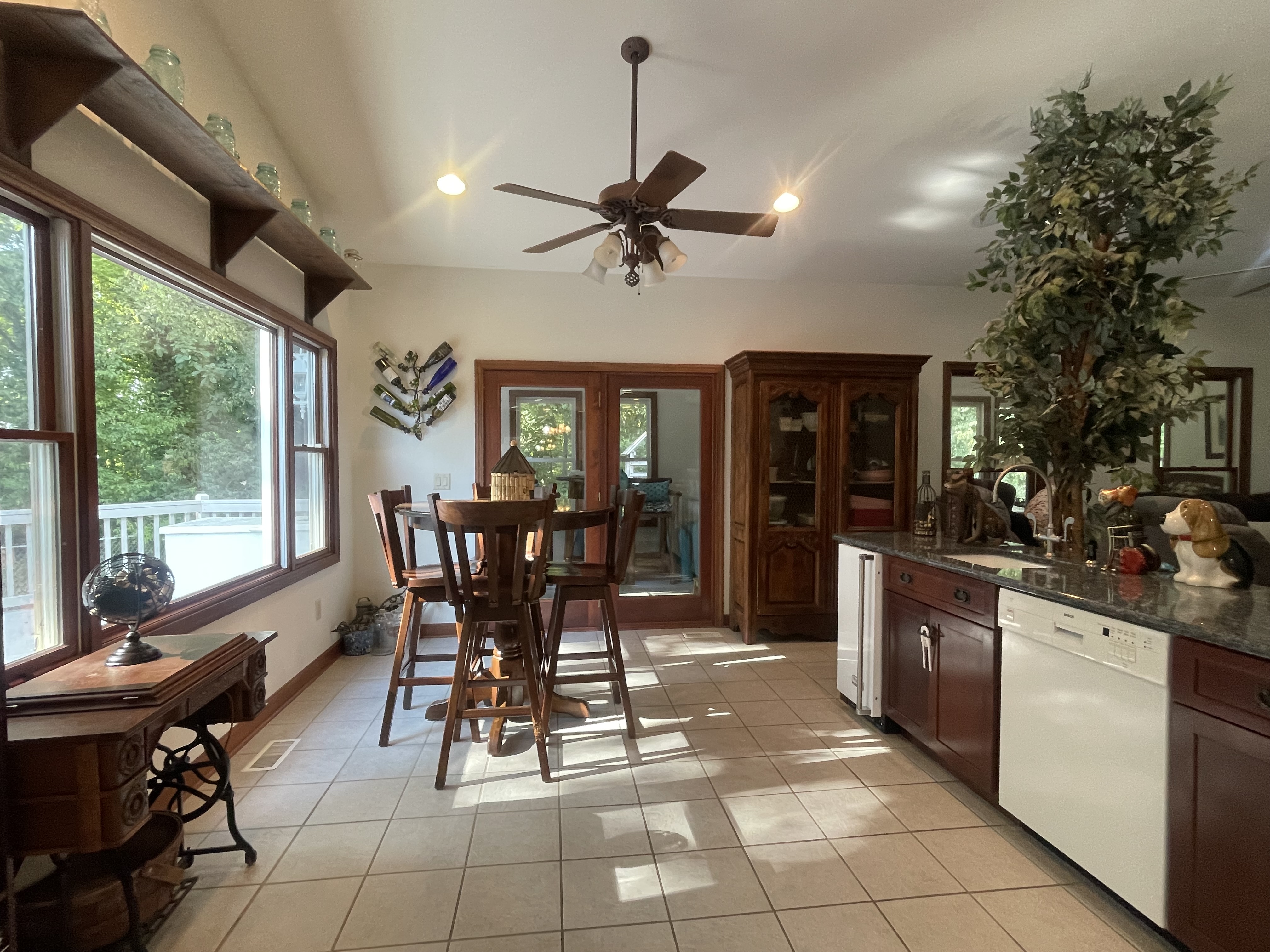 Murphysboro, Illinois, 62966, United States, 5 Bedrooms Bedrooms, ,6 BathroomsBathrooms,Residential,For Sale,1977081