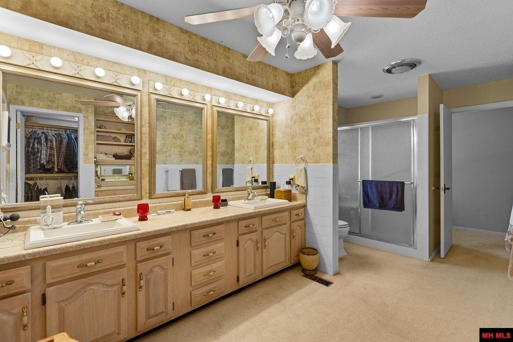 Mountain Home, Arkansas, 72653, United States, 3 Bedrooms Bedrooms, ,4 BathroomsBathrooms,Residential,For Sale,2036578