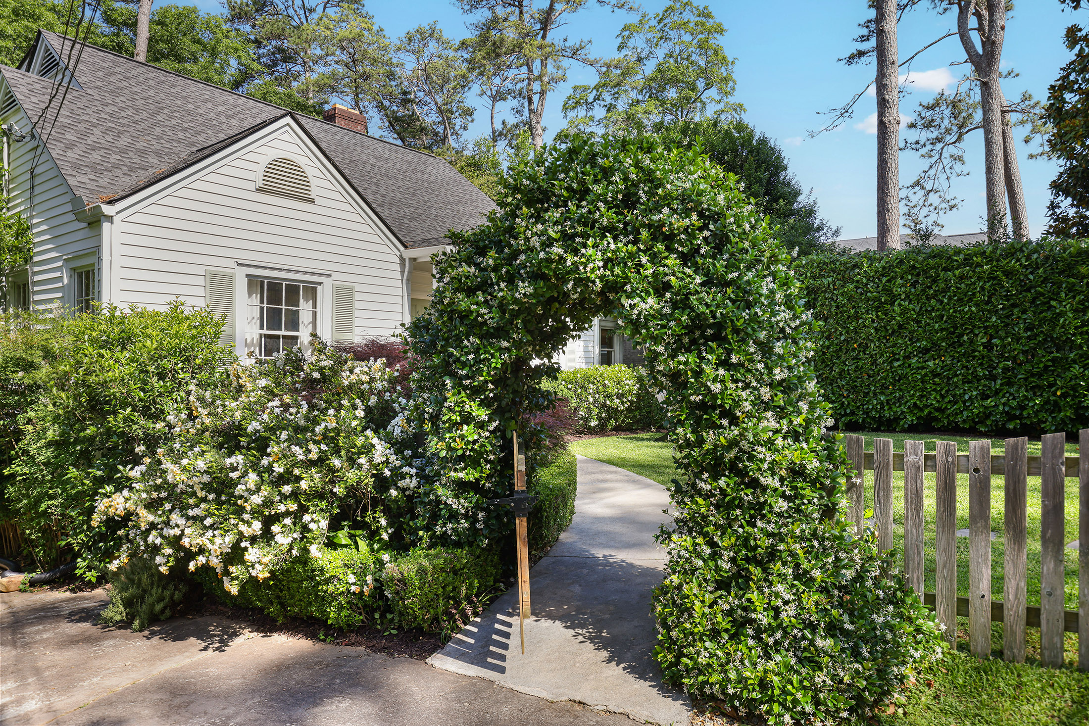  Charming Cottage in the Heart of Sought-after Peachtree Hills - 物件實景