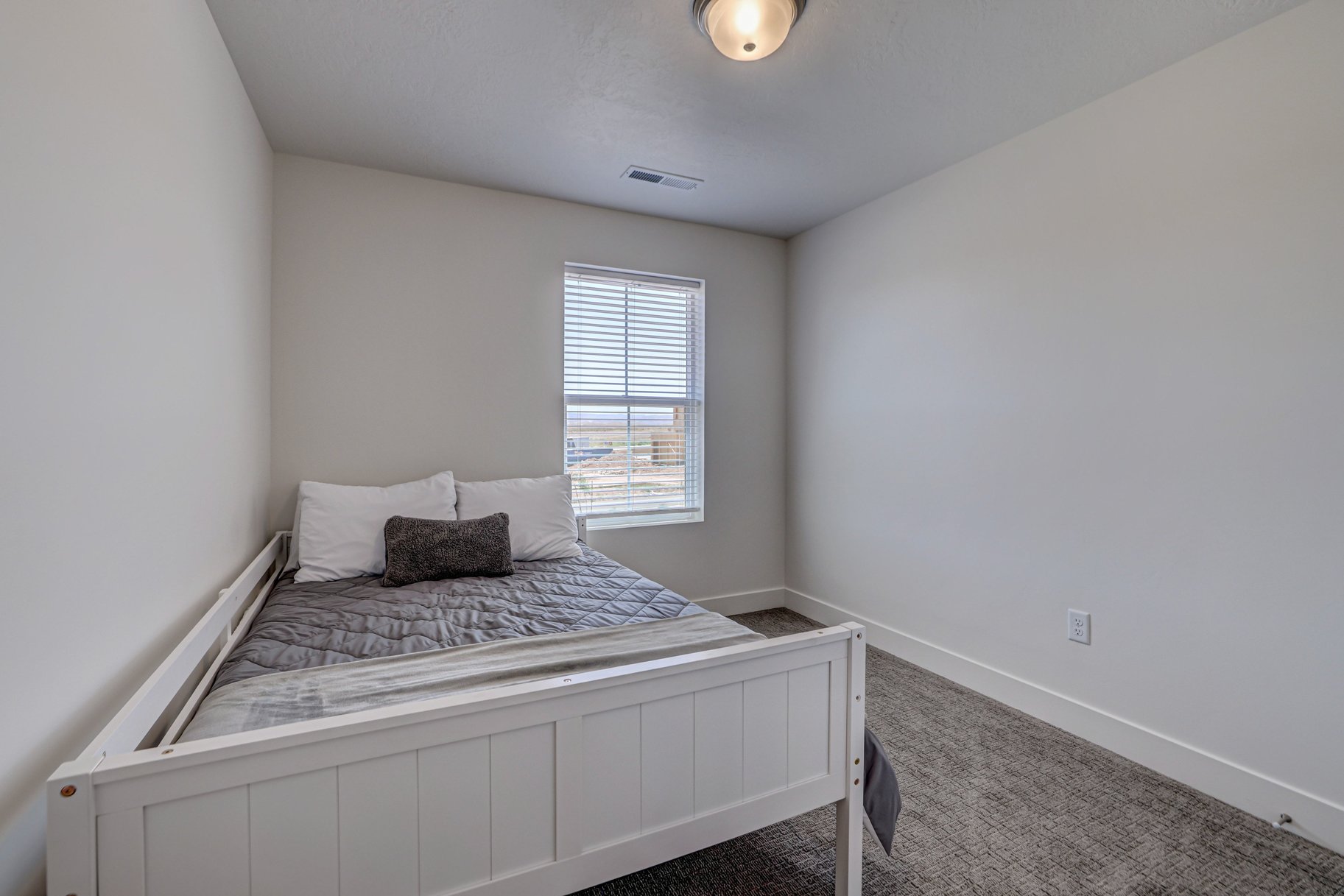  Move-in ready. Desert Color - Furnished 3 bed townhome - 物件實景