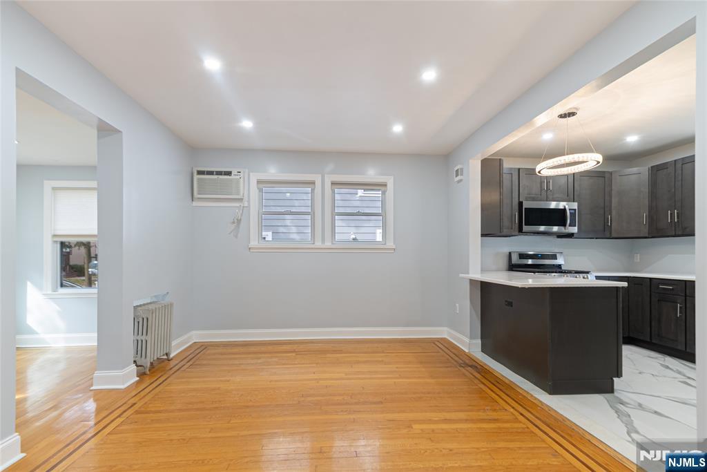 Teaneck, New Jersey, 07666, United States, 3 Bedrooms Bedrooms, ,2 BathroomsBathrooms,Residential,For Sale,1987513