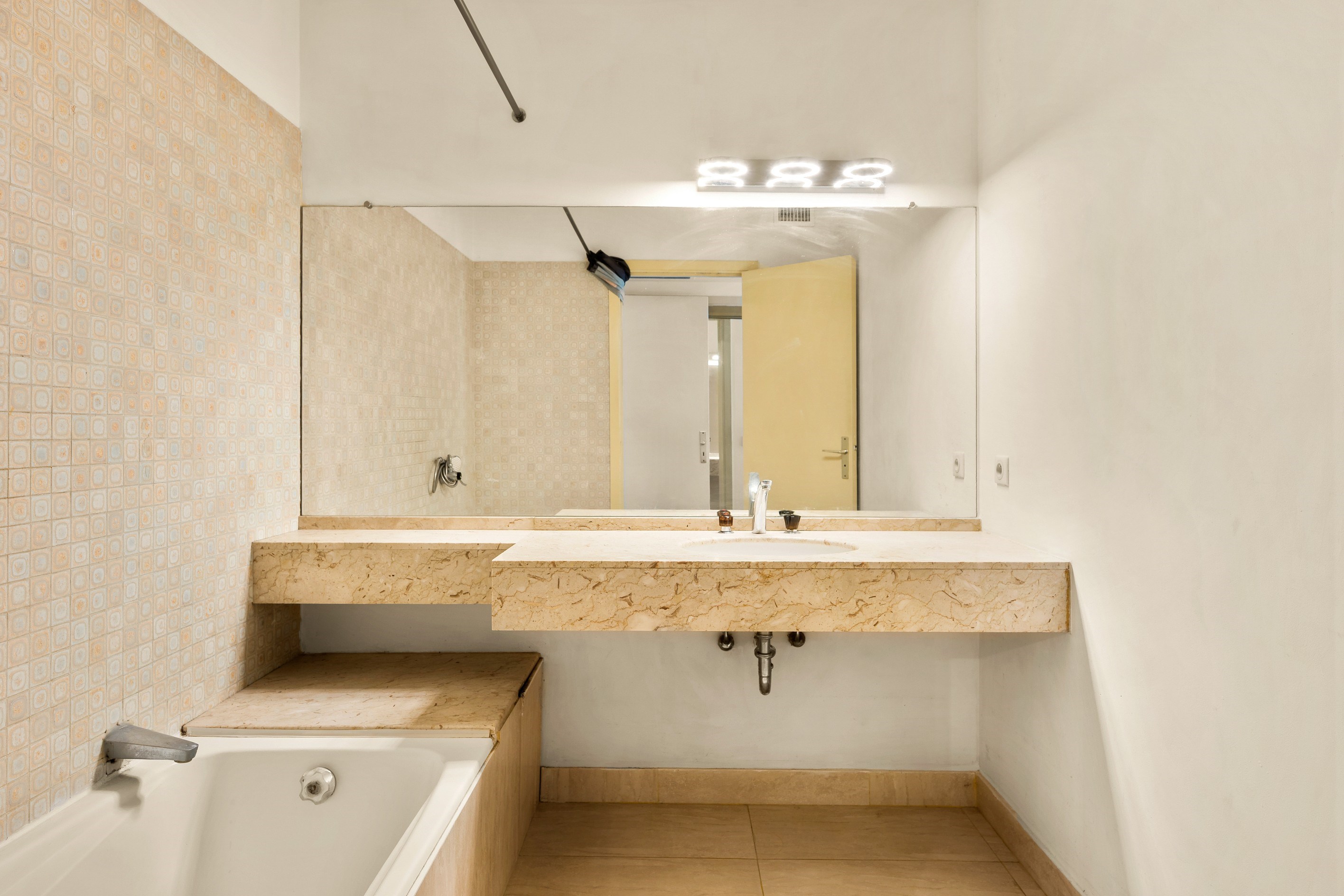  LE CANNET RESIDENTIEL-ELEGANT TWO BEDROOM APARTMENT TO RENOVATE WITH SEA AND ES… - 物件實景