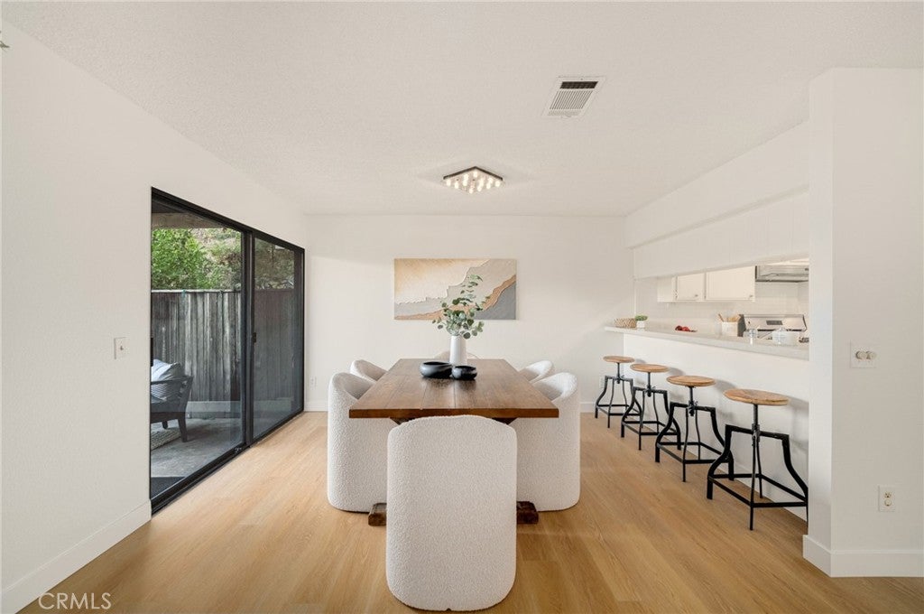 Glendale, California, 91206, United States, 2 Bedrooms Bedrooms, ,3 BathroomsBathrooms,Residential,For Sale,1941682