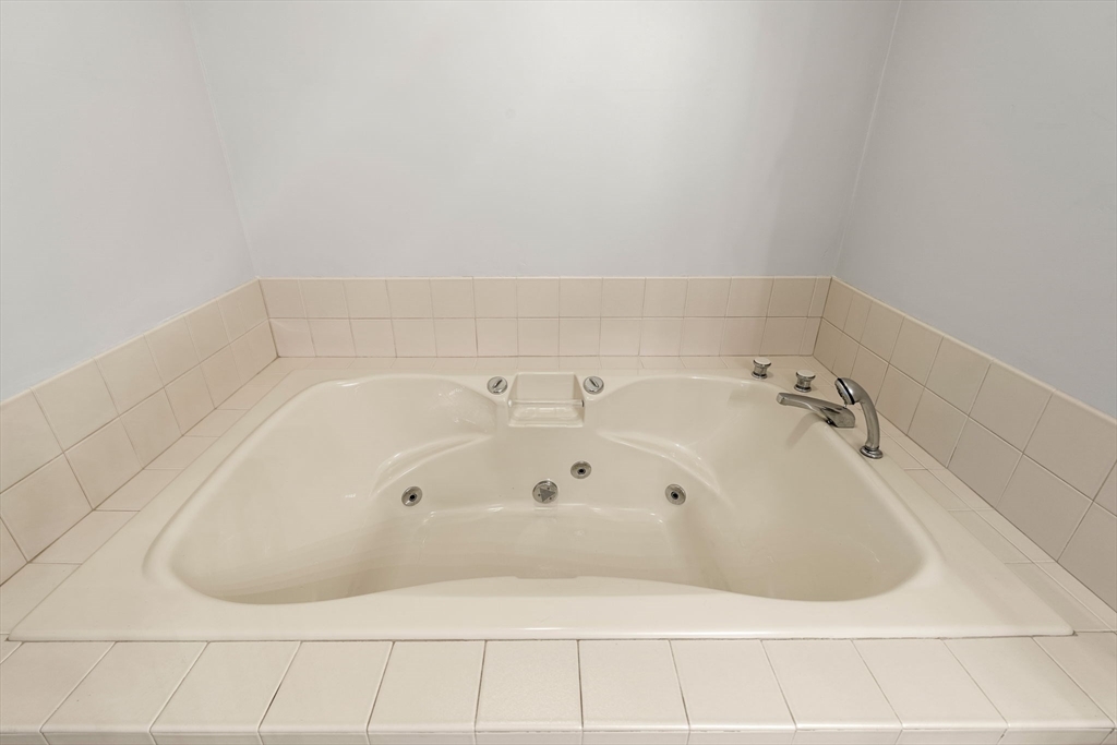 Haverhill, Massachusetts, 01830, United States, 2 Bedrooms Bedrooms, ,3 BathroomsBathrooms,Residential,For Sale,2001775