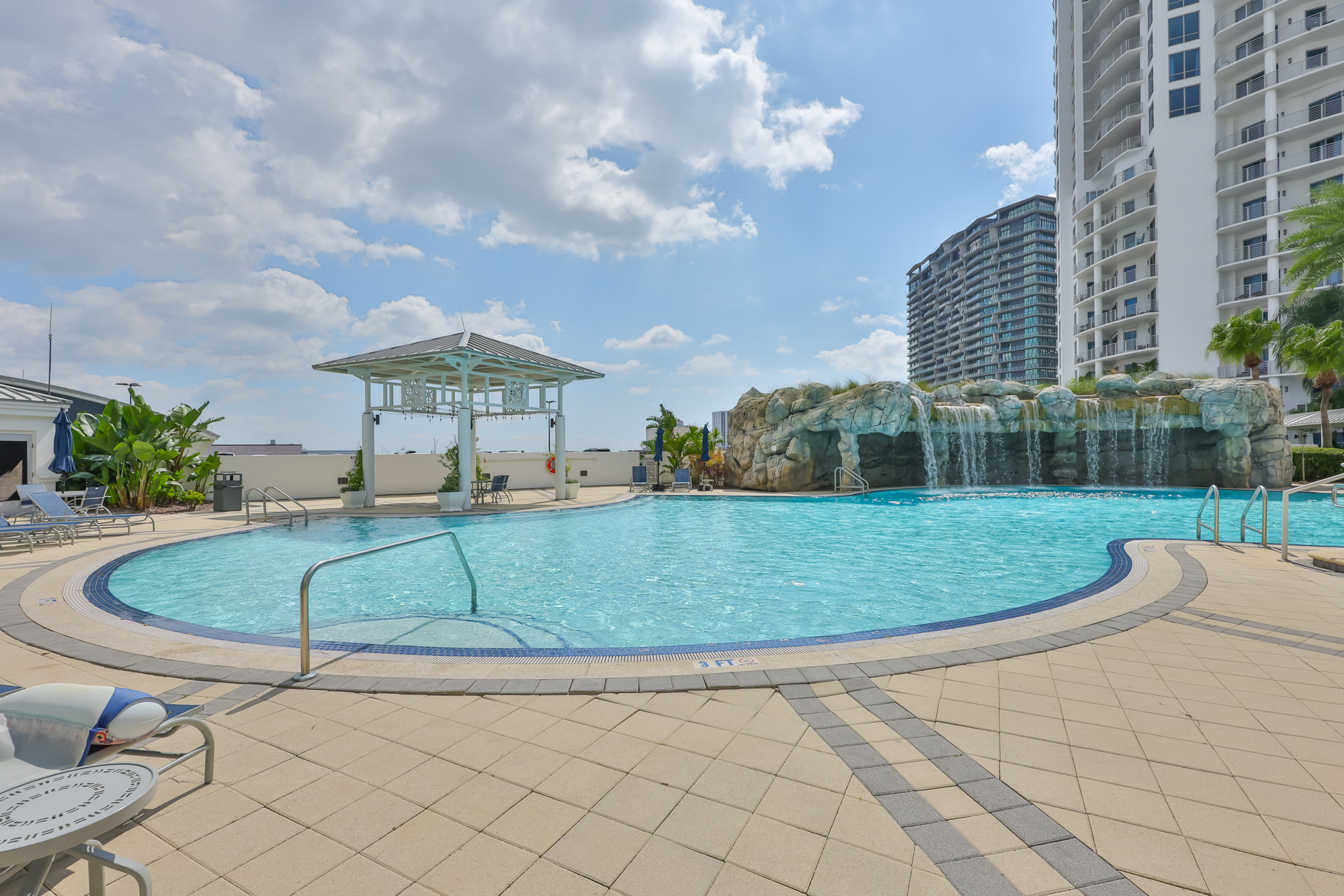 Tampa, Florida, 33602, United States, 3 Bedrooms Bedrooms, ,3 BathroomsBathrooms,Residential,For Sale,1982527