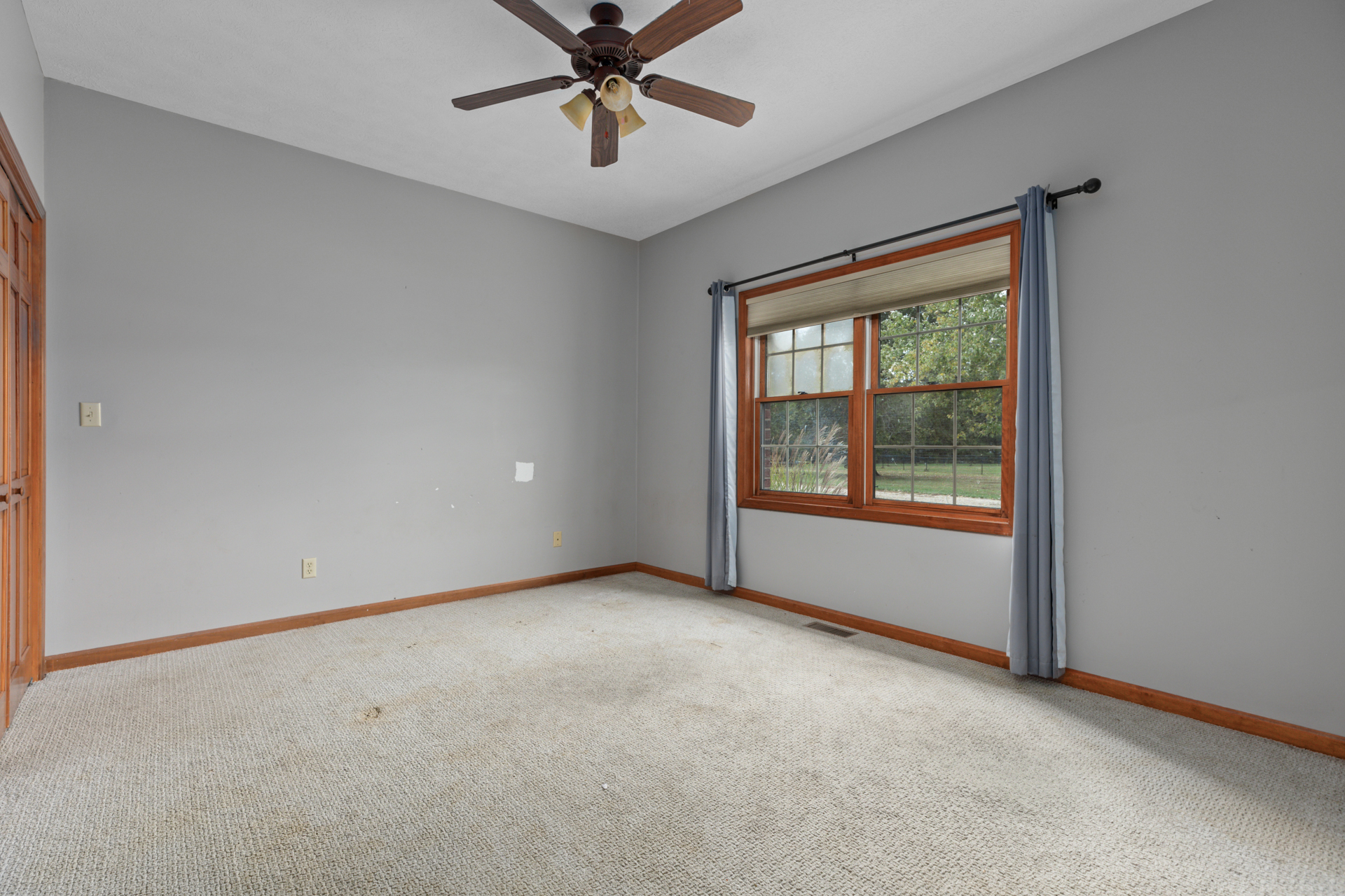 Litchfield, Illinois, 62056, United States, 5 Bedrooms Bedrooms, ,4 BathroomsBathrooms,Residential,For Sale,1986083