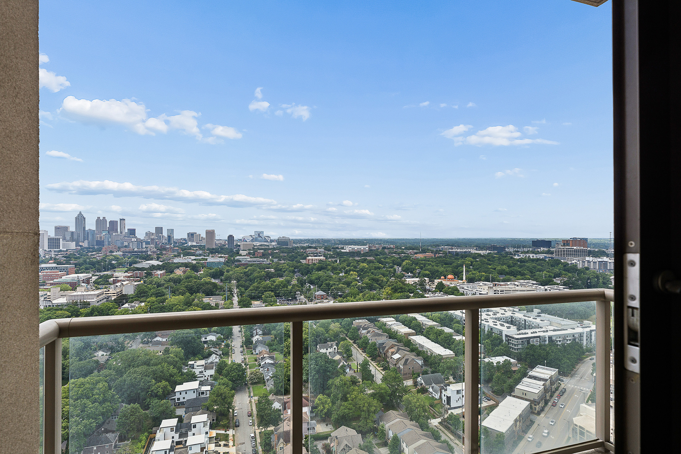  Luxury High-rise Living on the 32nd Floor with Breathtaking Skyline Views - 物件實景
