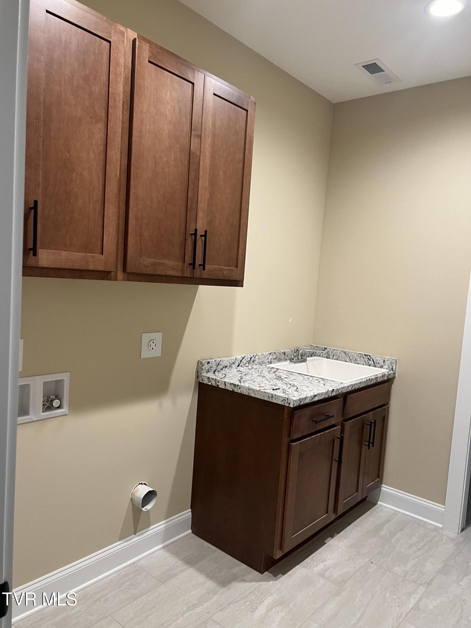 Jonesborough, Tennessee, 37659, United States, 3 Bedrooms Bedrooms, ,2 BathroomsBathrooms,Residential,For Sale,2008840