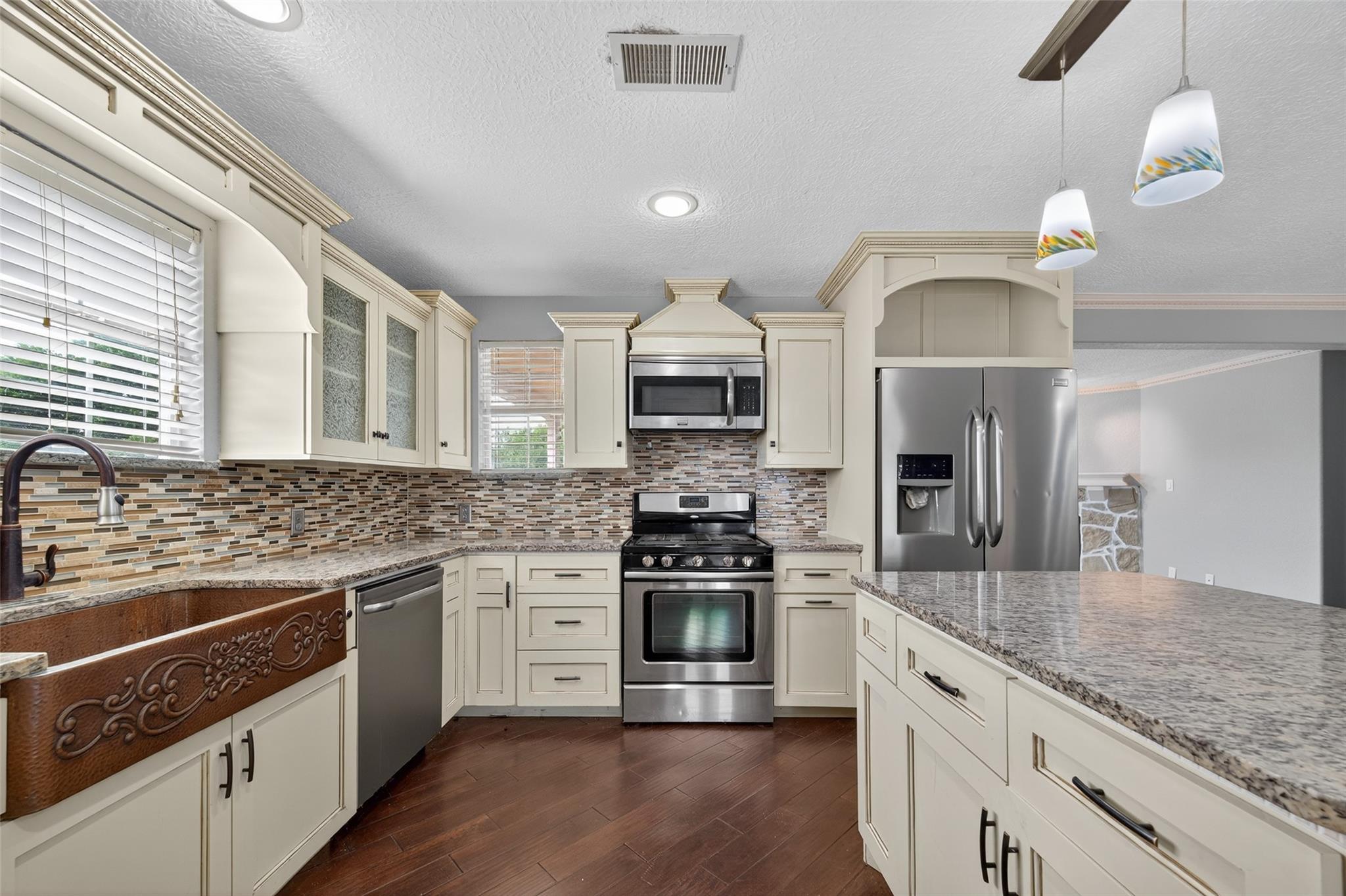 Channelview, Texas, 77530, United States, 12 Bedrooms Bedrooms, ,8 BathroomsBathrooms,Residential,For Sale,1977547