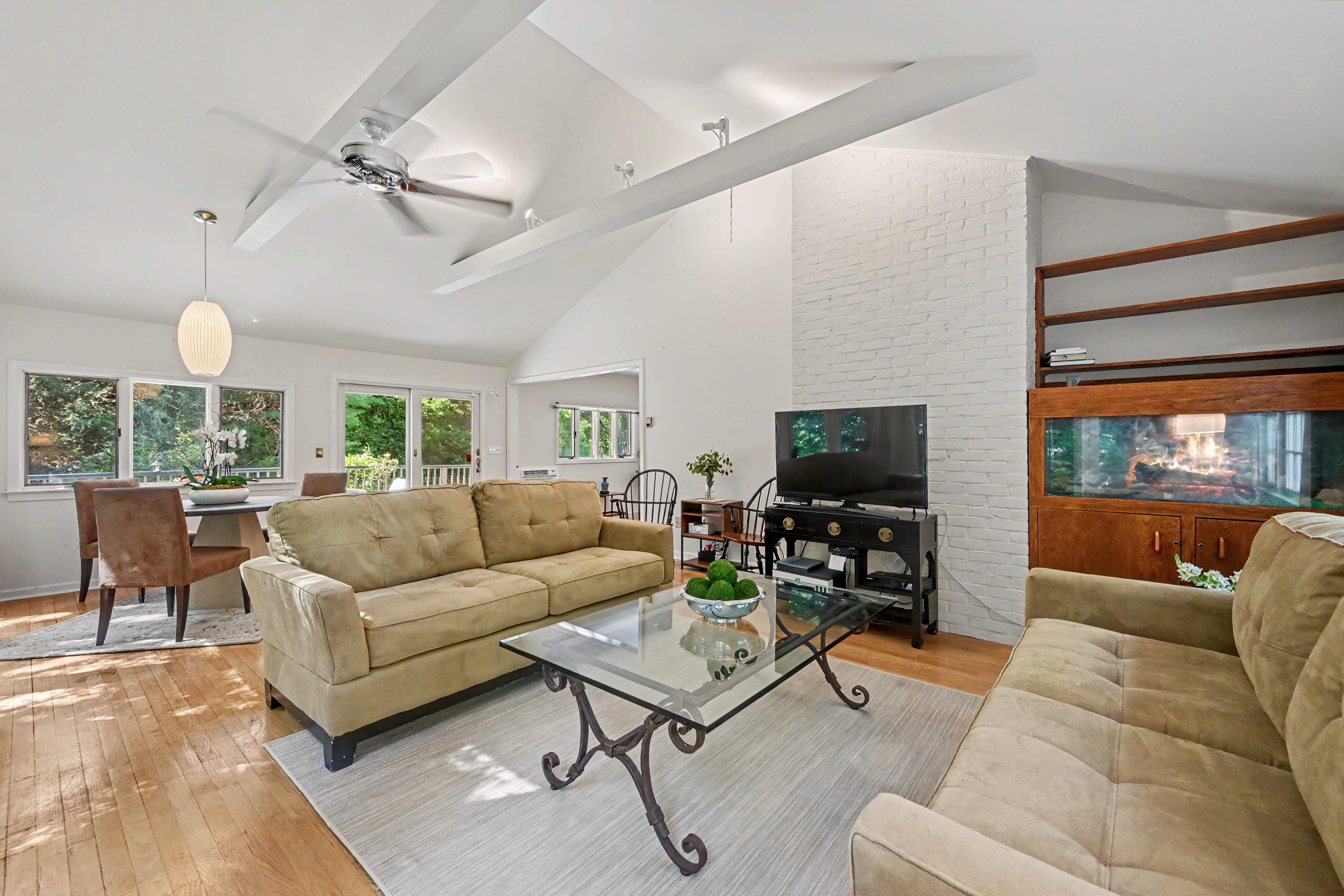  Sun-Drenched Contemporary Colonial Nestled on Two Picturesque Acres - 物件實景