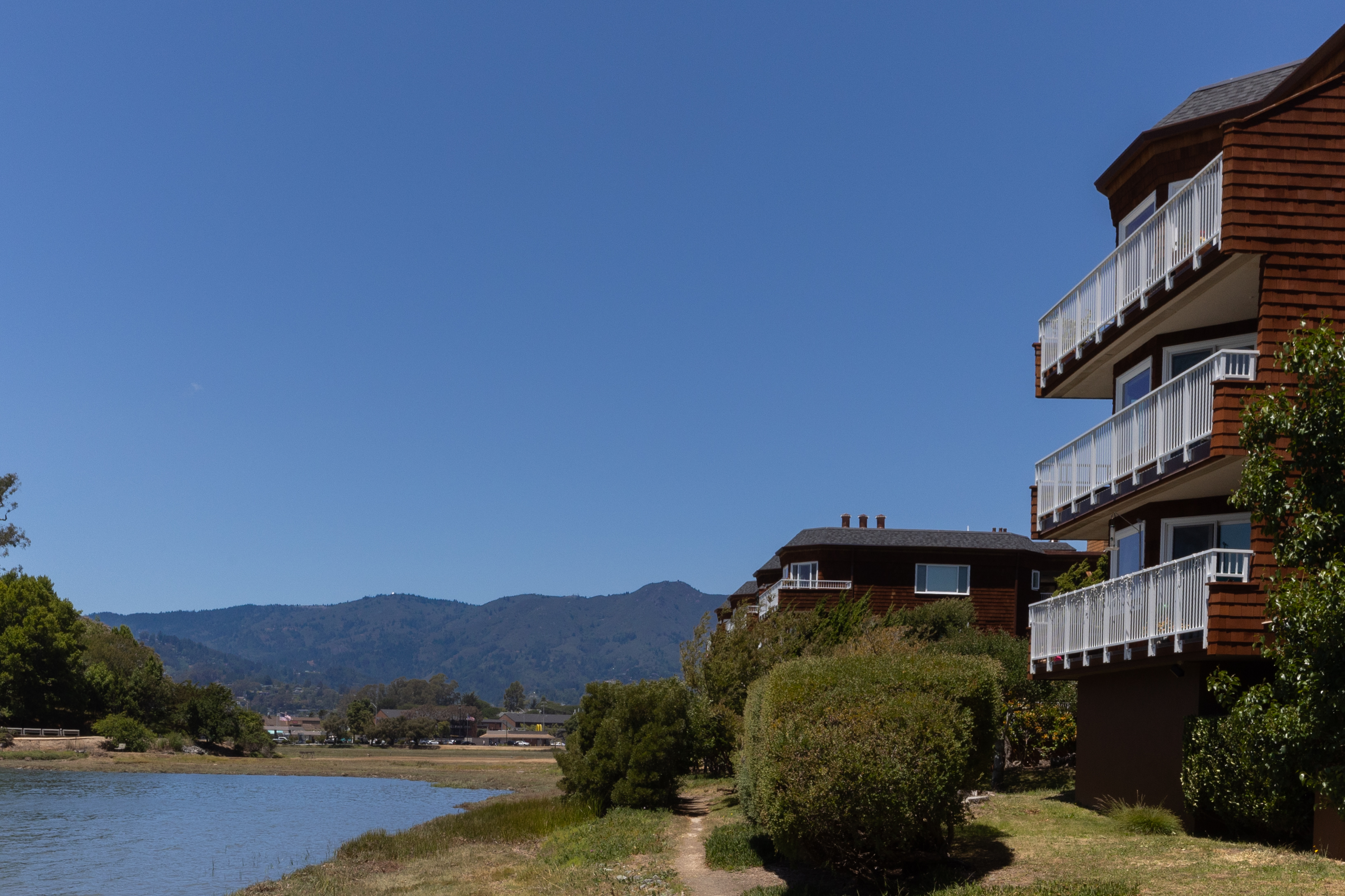  Light-Filled Leveled Three-Bedroom Home with Sweeping Bay Vistas - 物件實景