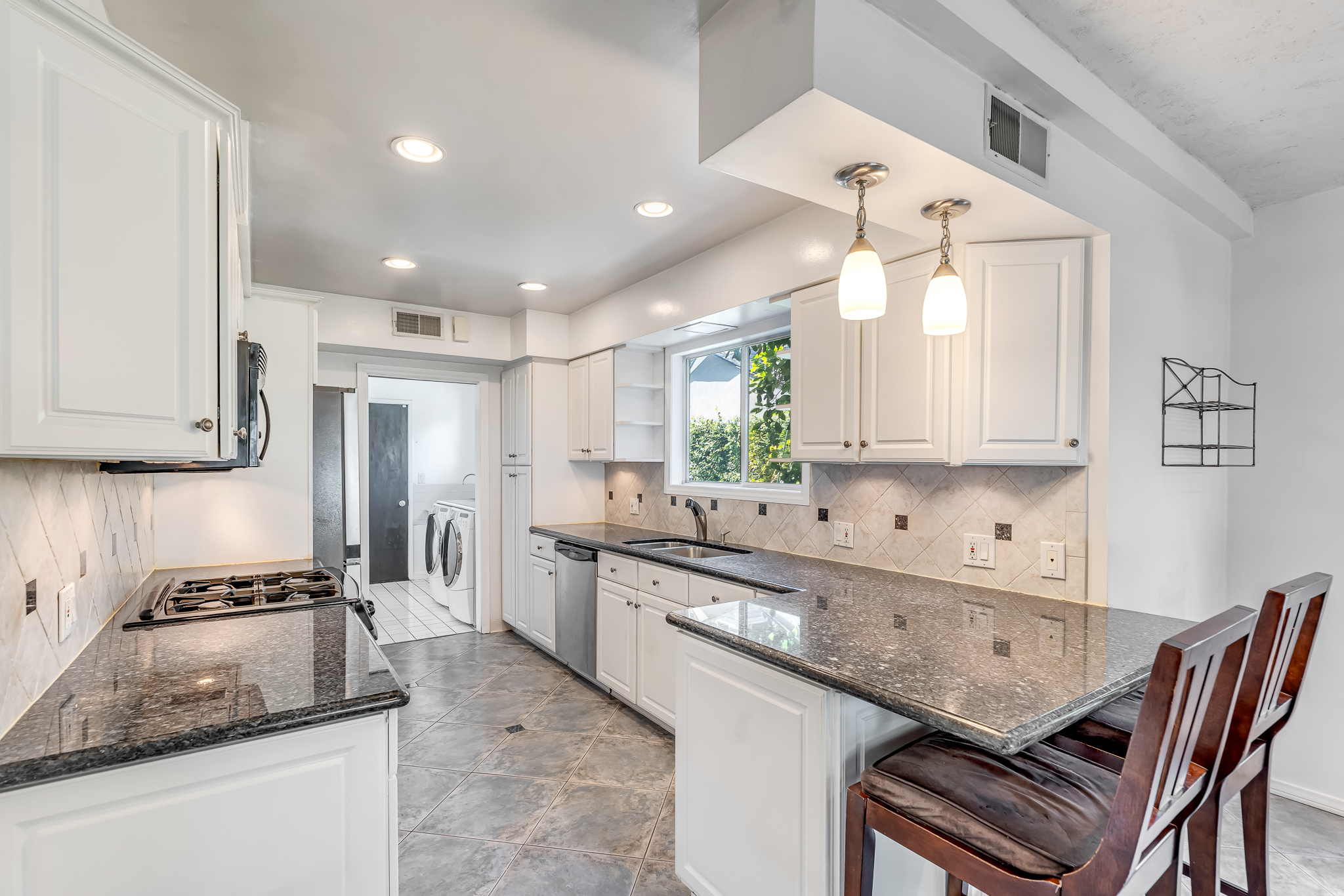  6626 Burnet Avenue - 物件實景