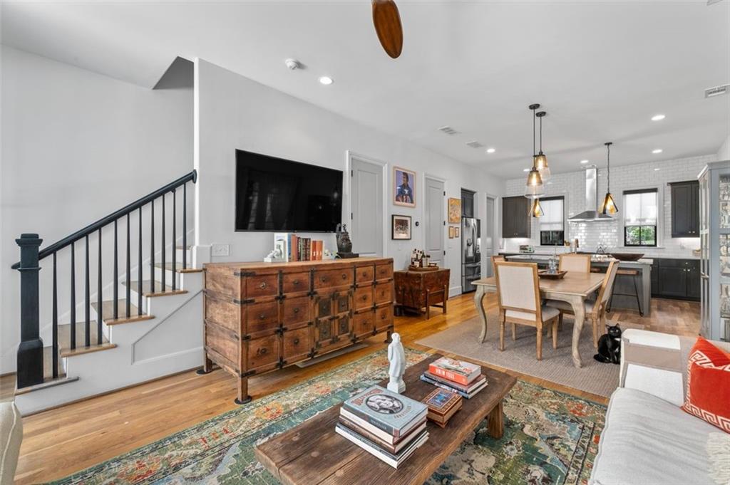 Atlanta, Georgia, 30324, United States, 3 Bedrooms Bedrooms, ,3 BathroomsBathrooms,Residential,For Sale,1948328