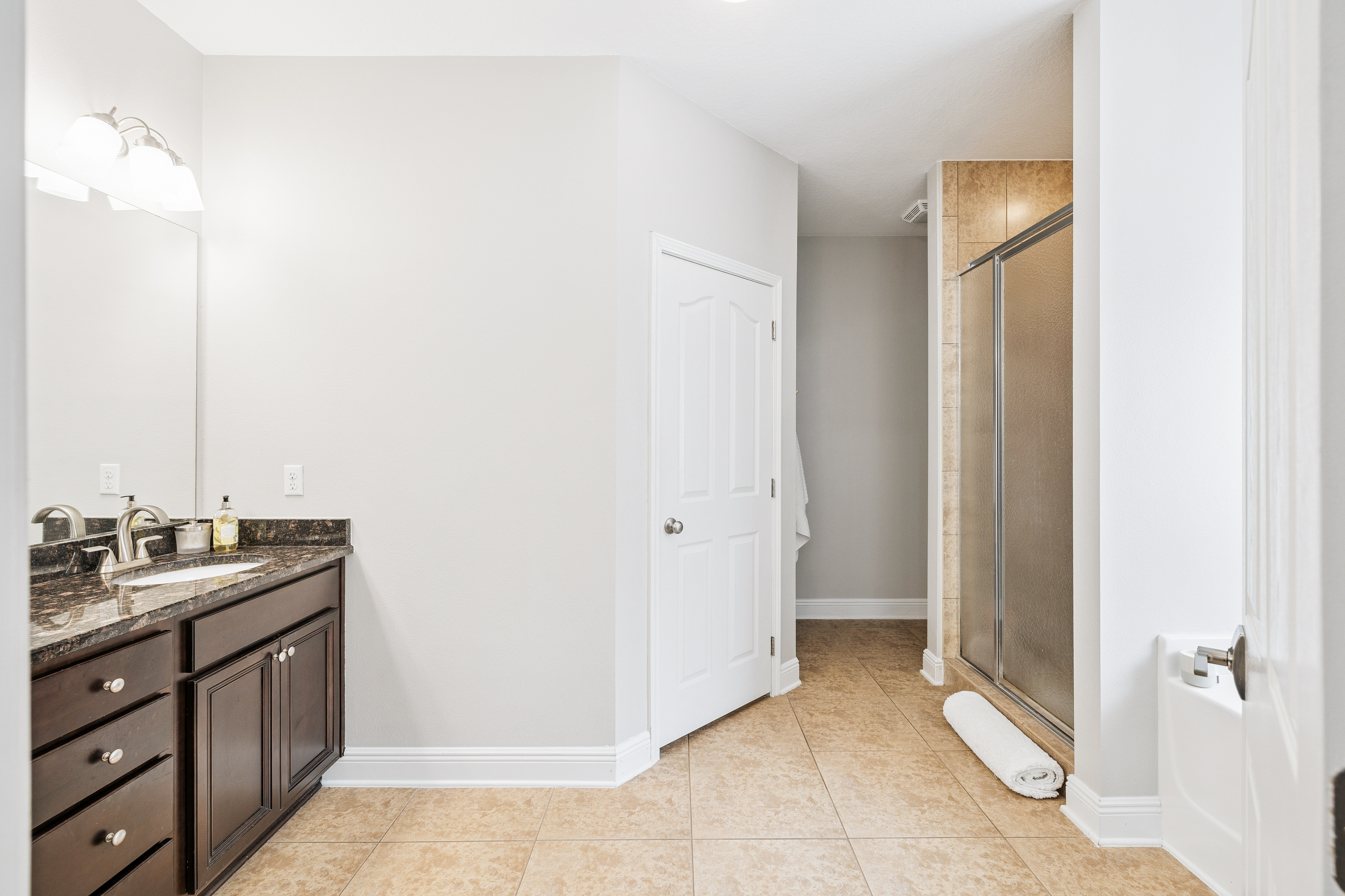  Immaculate, Spacious Single-Level Living Home with Screened Outdoor Living - 物件實景