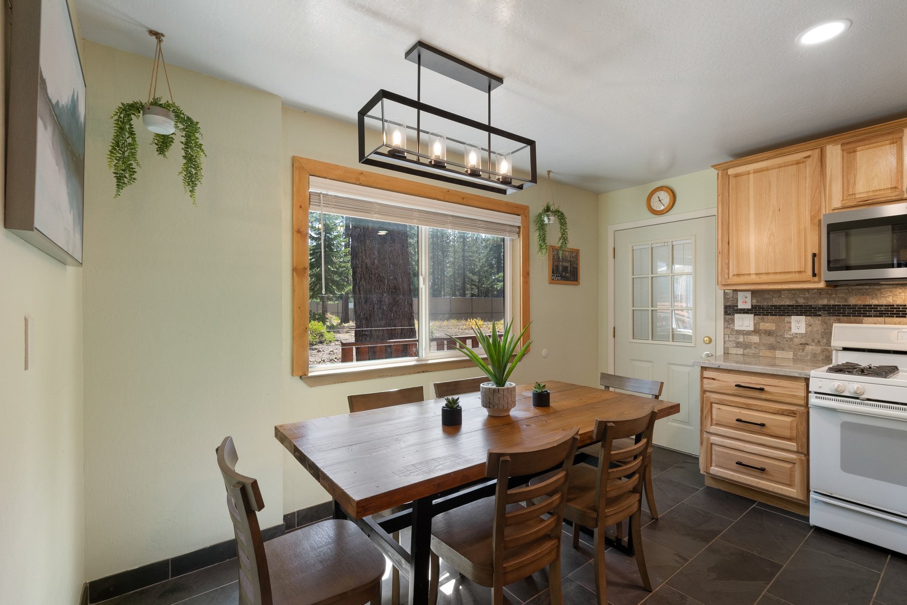  West Shore Gem - An Authentic Pineland Chalet with Detached Garage + Studio - 物件實景