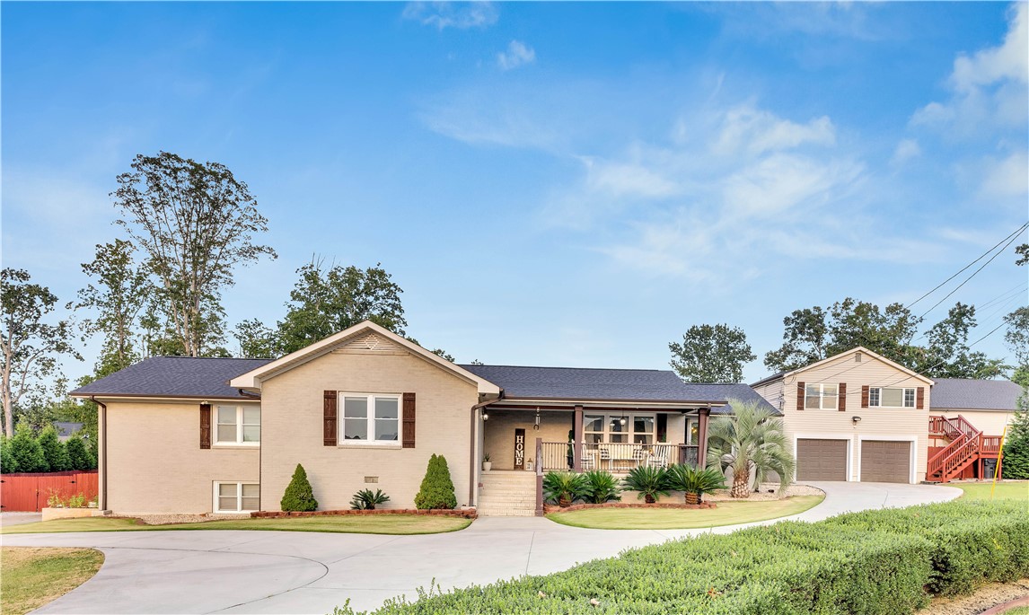 Greenville, South Carolina, 29607, United States, 5 Bedrooms Bedrooms, ,4 BathroomsBathrooms,Residential,For Sale,1947987