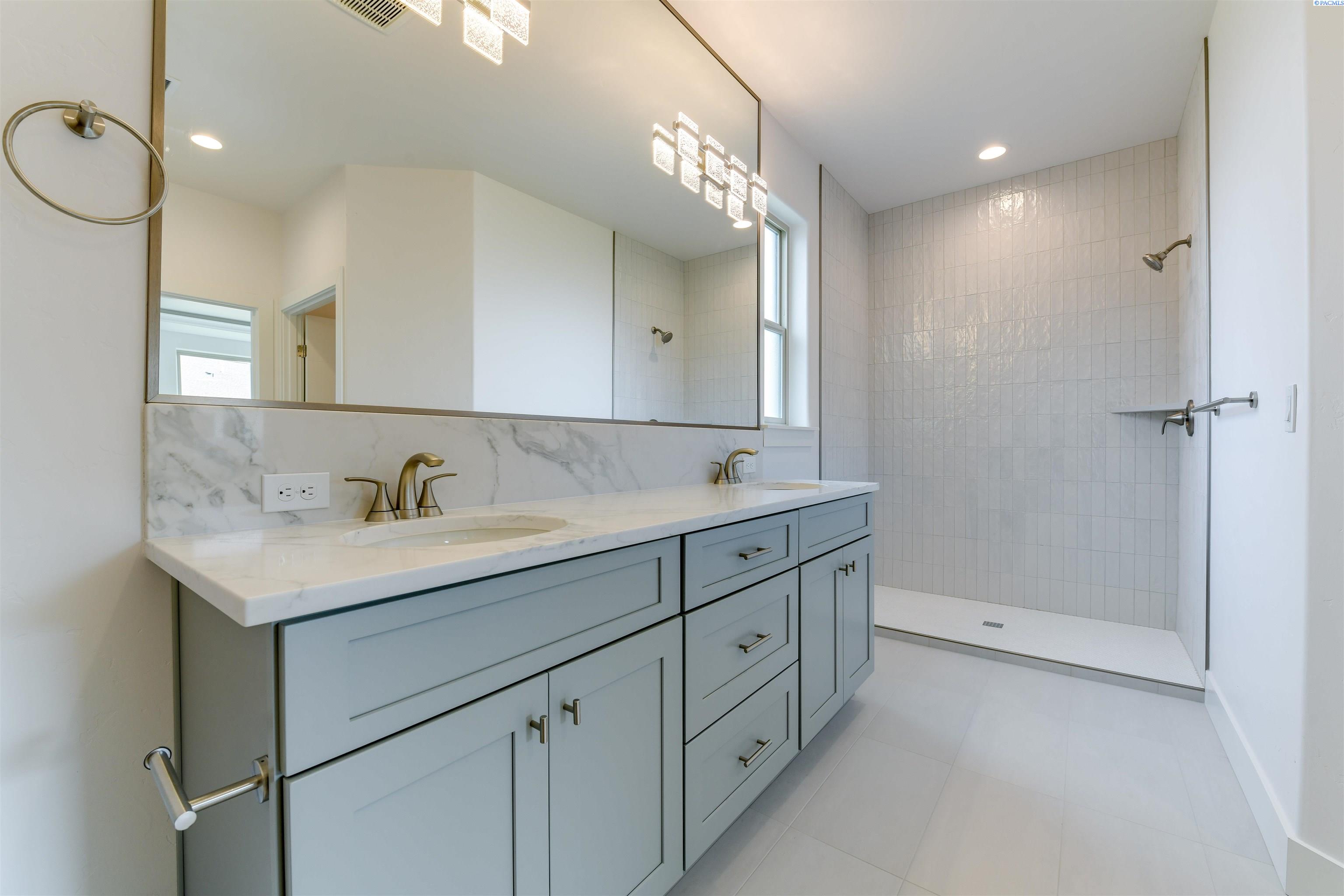 Richland, Washington, 99352, United States, 4 Bedrooms Bedrooms, ,1 BathroomBathrooms,Residential,For Sale,1992937