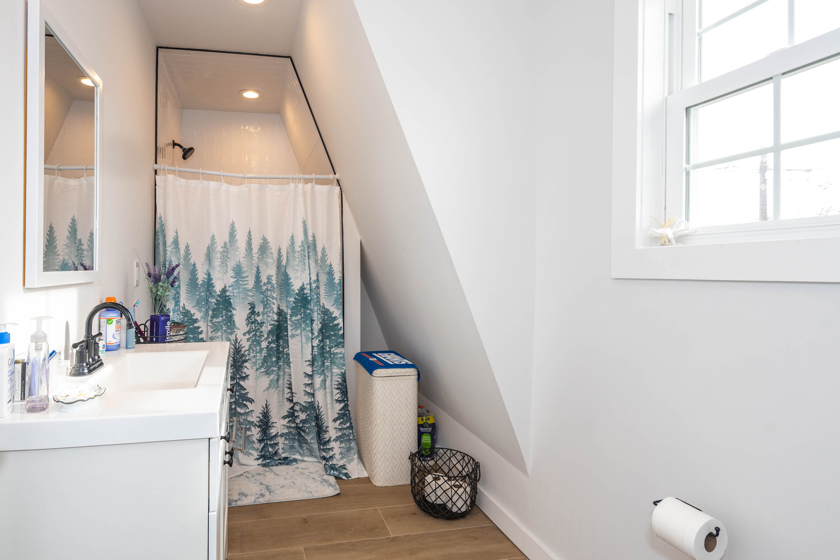 Fords, New Jersey, 08863, United States, 5 Bedrooms Bedrooms, ,2 BathroomsBathrooms,Residential,For Sale,2005682