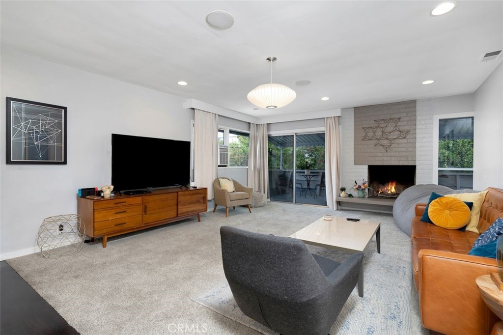 Pasadena, California, 91107, United States, 2 Bedrooms Bedrooms, ,2 BathroomsBathrooms,Residential,For Sale,1896014