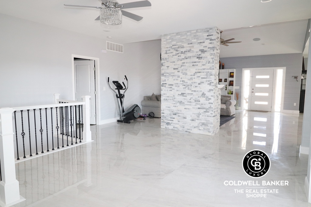 Garden City, Kansas, 67846, United States, 6 Bedrooms Bedrooms, ,3 BathroomsBathrooms,Residential,For Sale,1737851