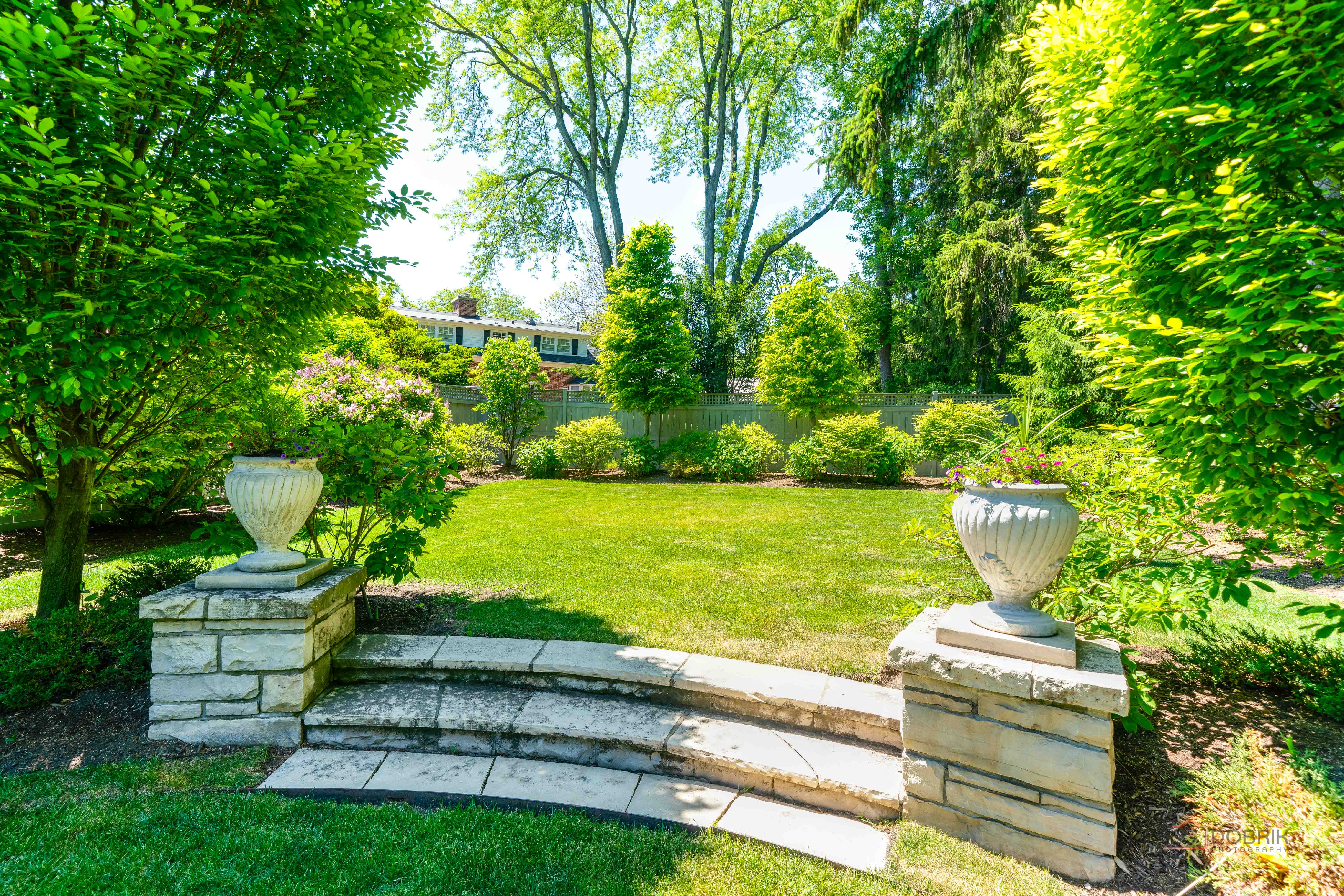  Timeless Architecture, Exceptional Privacy, and Beautifully Landscaped Grounds - 物件實景