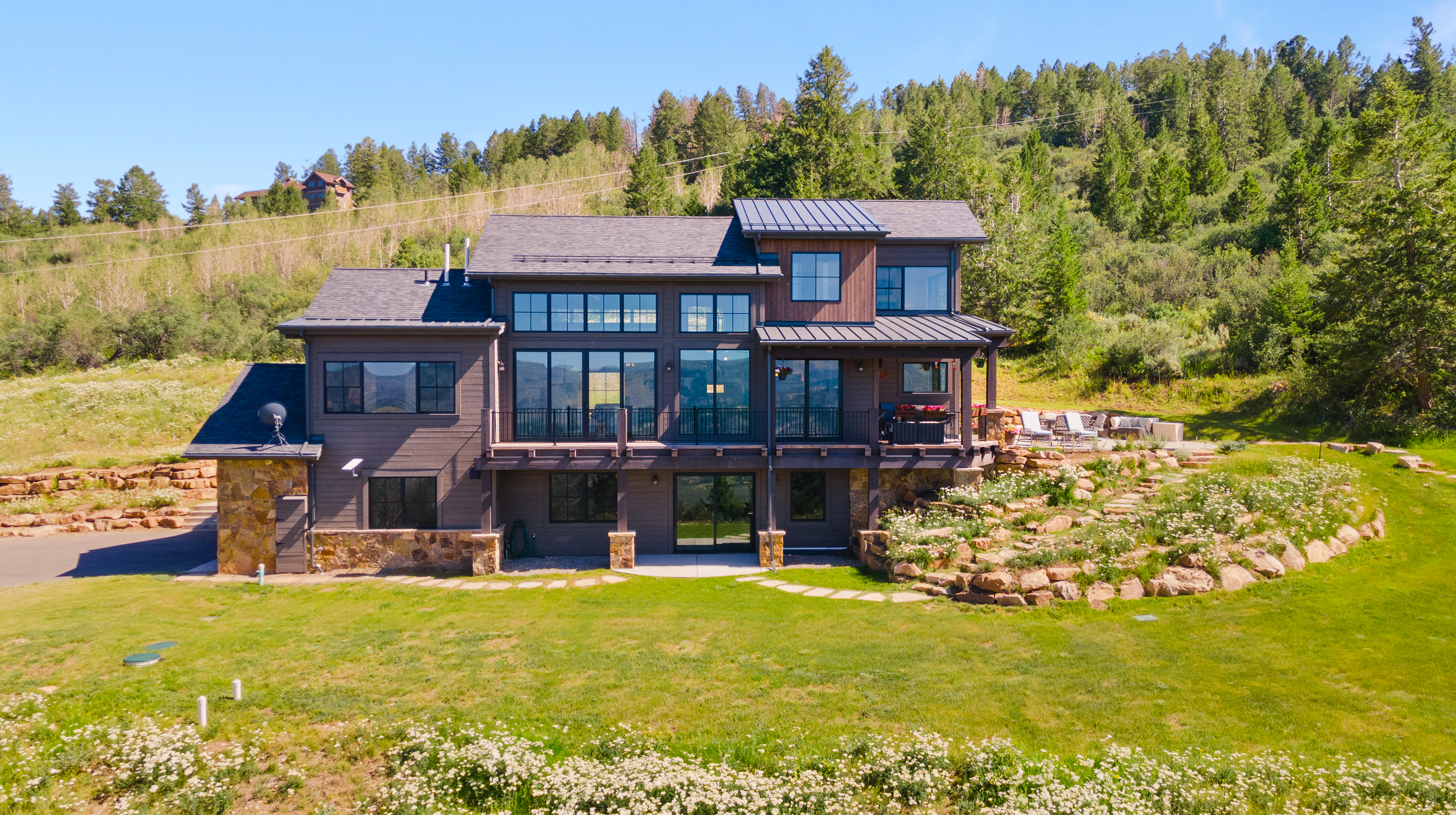  Timeless Mountain Architecture with Refined Craftsmanship - 物件實景