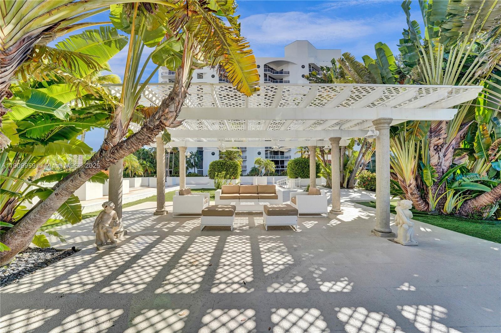 Aventura, Florida, 33180, United States, 2 Bedrooms Bedrooms, ,2 BathroomsBathrooms,Residential,For Sale,1988948