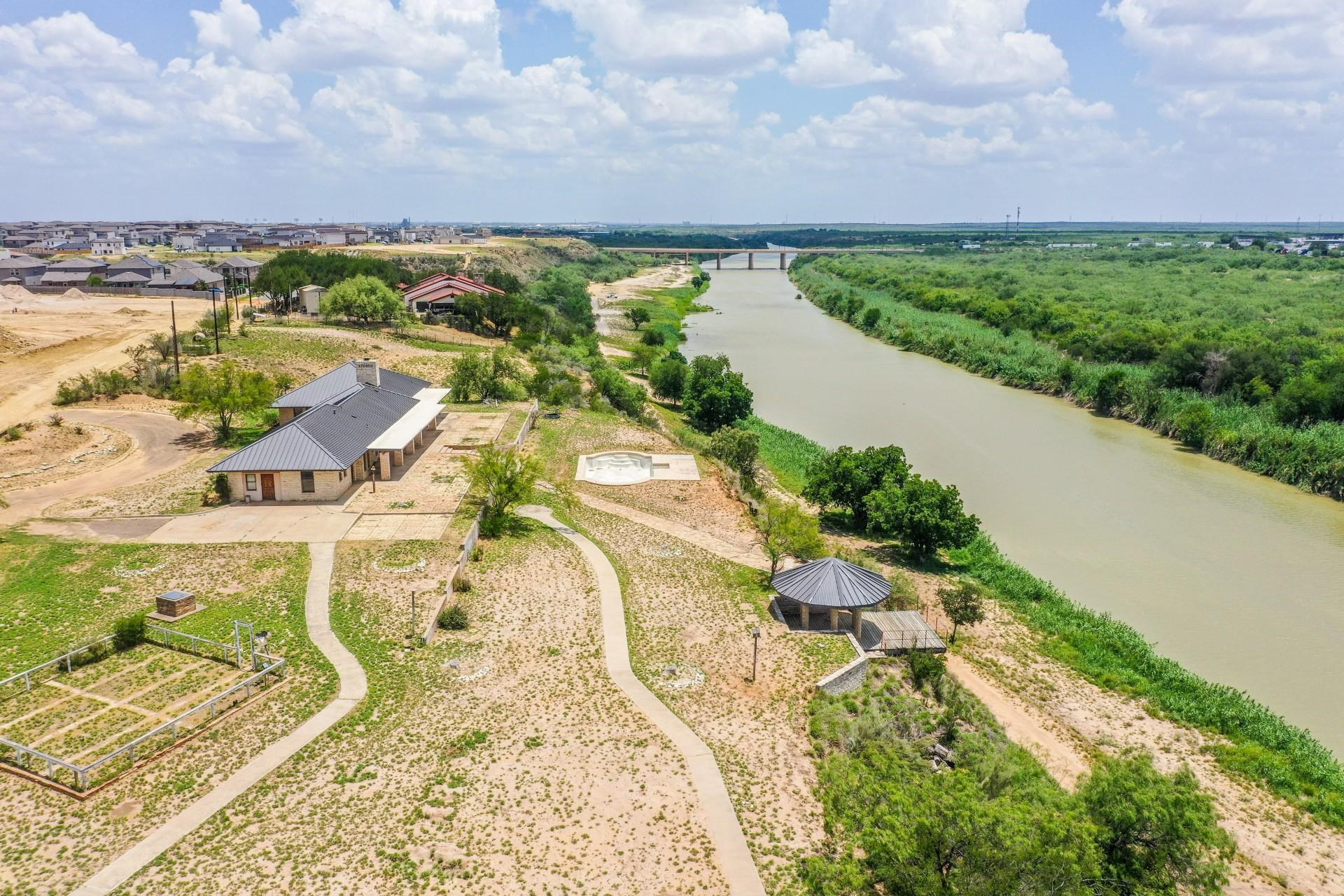 LAREDO, Texas, 78040, United States, 3 Bedrooms Bedrooms, ,3 BathroomsBathrooms,Residential,For Sale,1868916