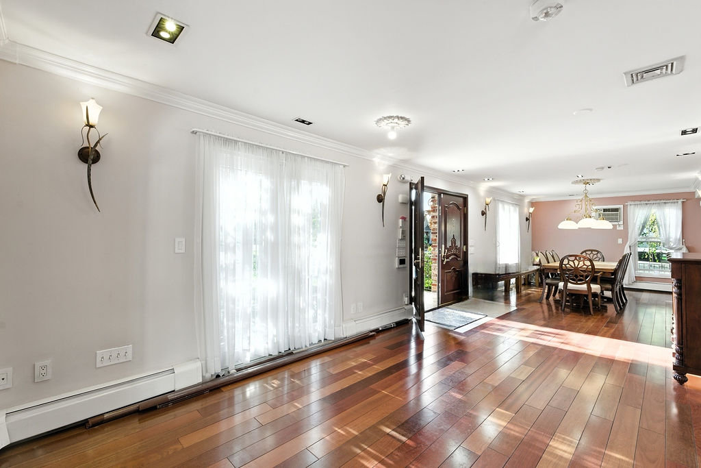 Howard Beach, New York, 11414, United States, 4 Bedrooms Bedrooms, ,4 BathroomsBathrooms,Residential,For Sale,1984168