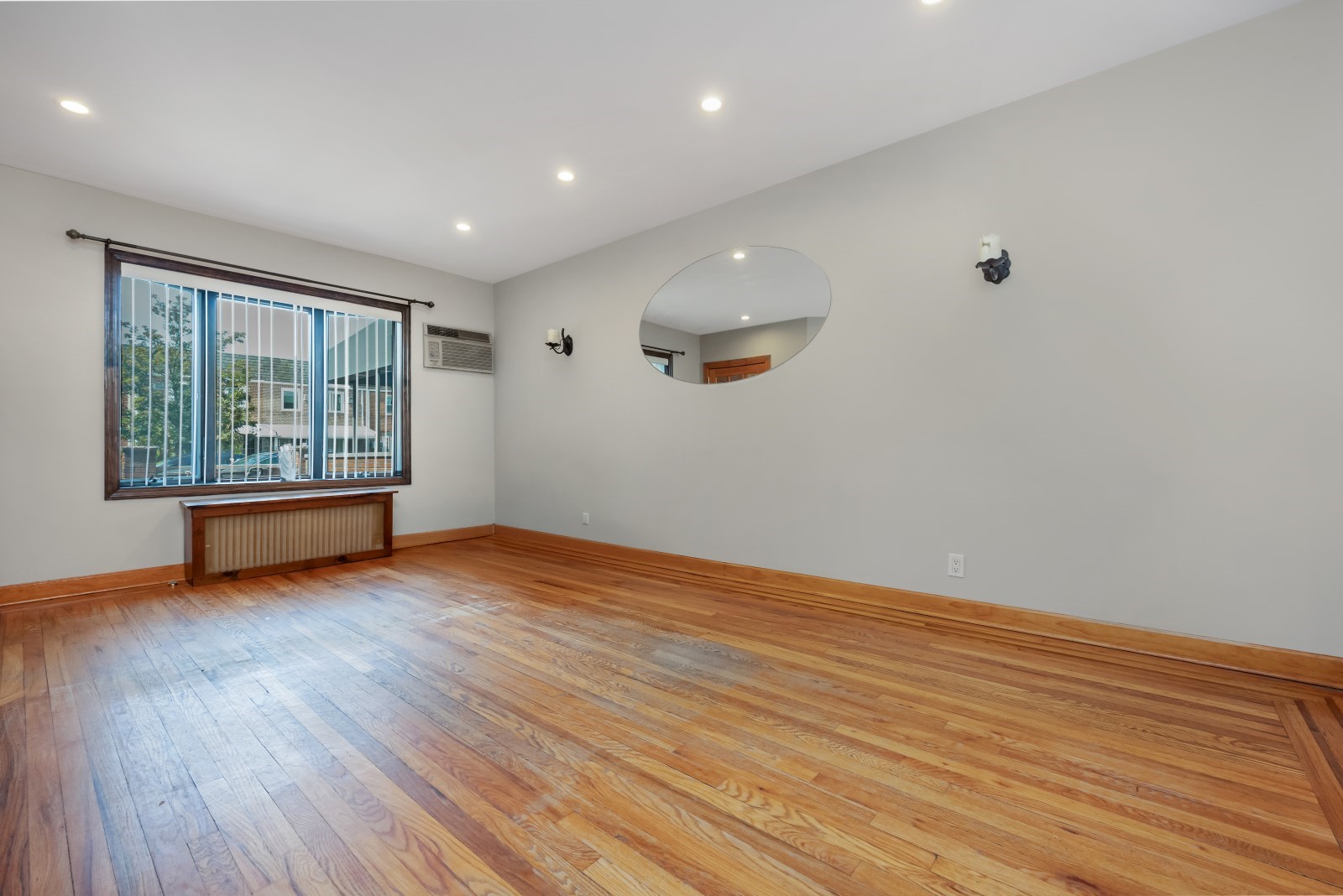 Middle Village, New York, 11379, United States, 2 Bedrooms Bedrooms, ,2 BathroomsBathrooms,Residential,For Sale,1941083