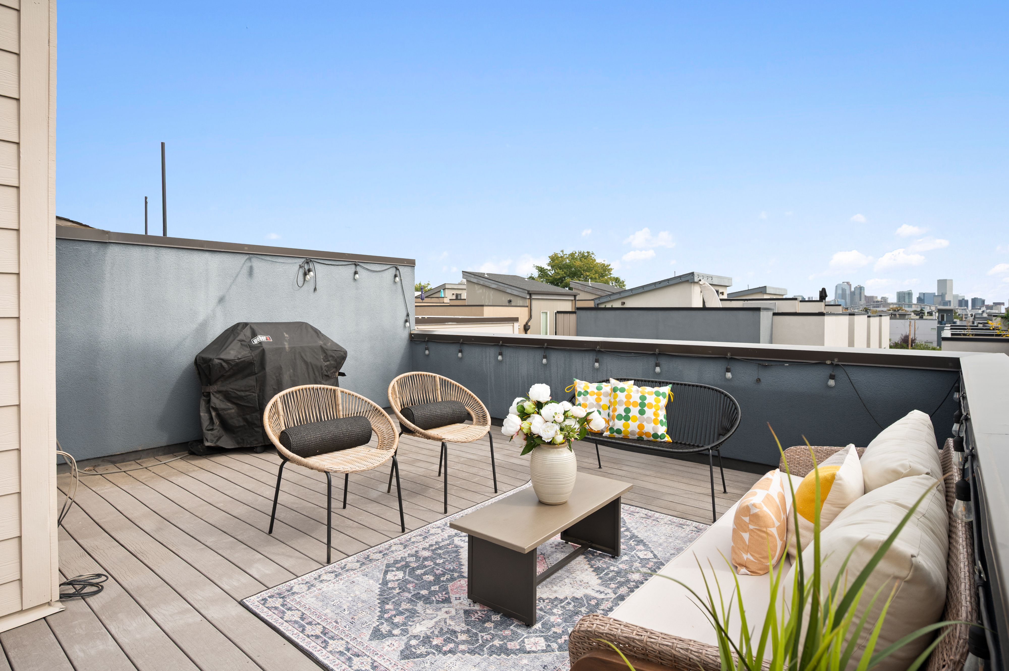 Beautifully Maintained Corner-Unit Townhome with Rooftop Views - 物件實景