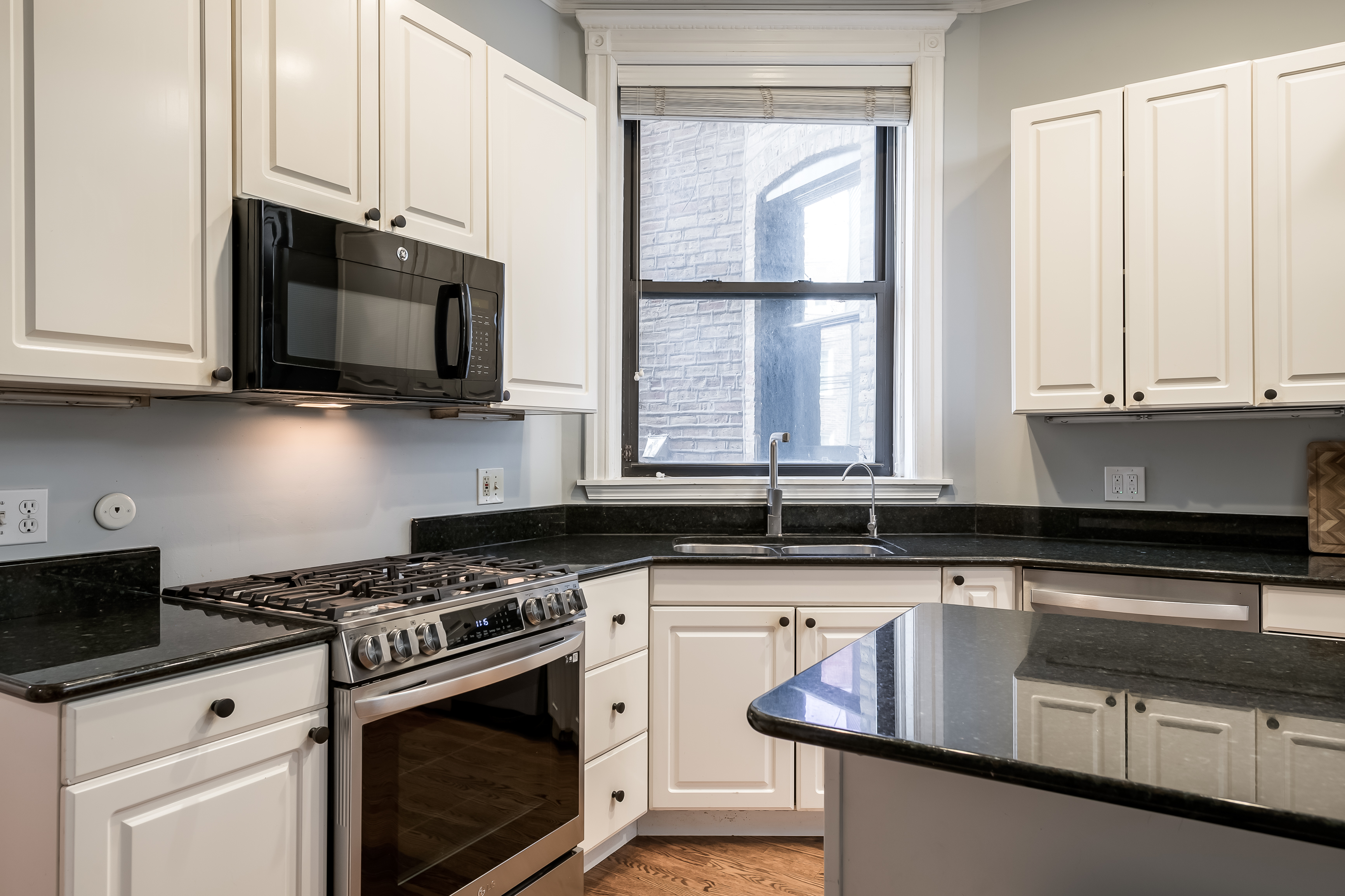  Beautiful Duplex Down, Three Bedroom Condo in a Historic East Lakeview Greystone - 物件實景
