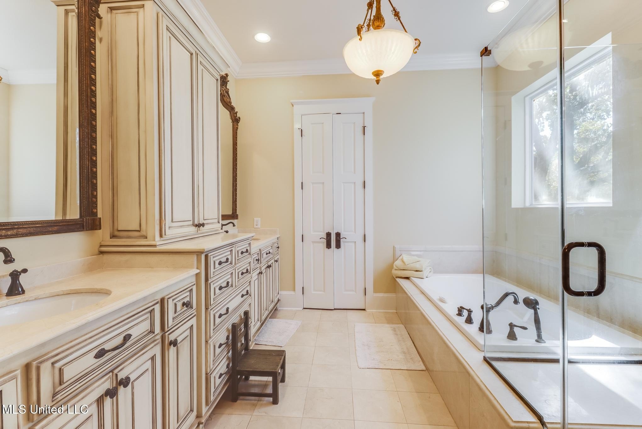 Pascagoula, Mississippi, 39581, United States, 5 Bedrooms Bedrooms, ,6 BathroomsBathrooms,Residential,For Sale,1977278