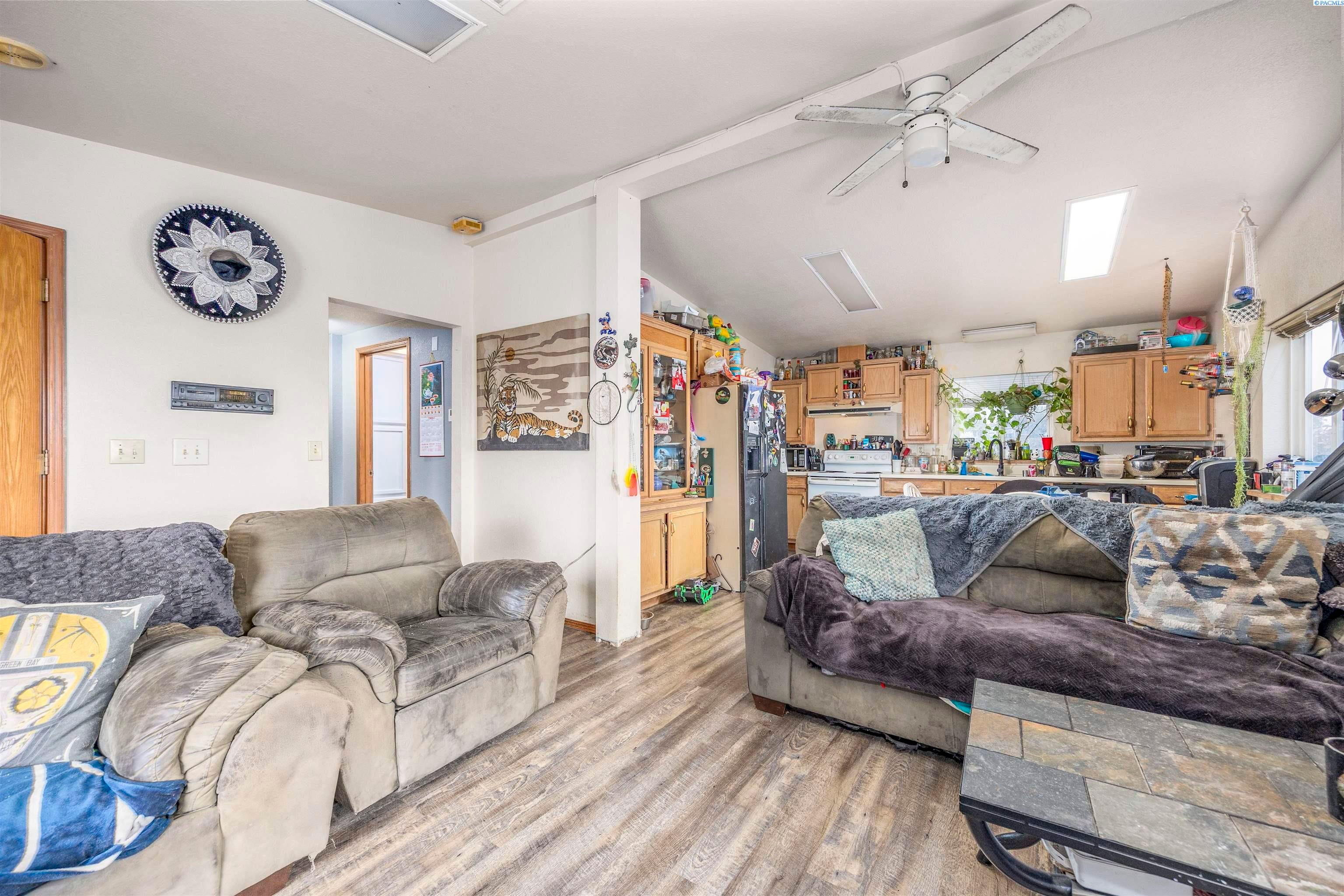 Prosser, Washington, 99350, United States, 3 Bedrooms Bedrooms, ,2 BathroomsBathrooms,Residential,For Sale,1981209