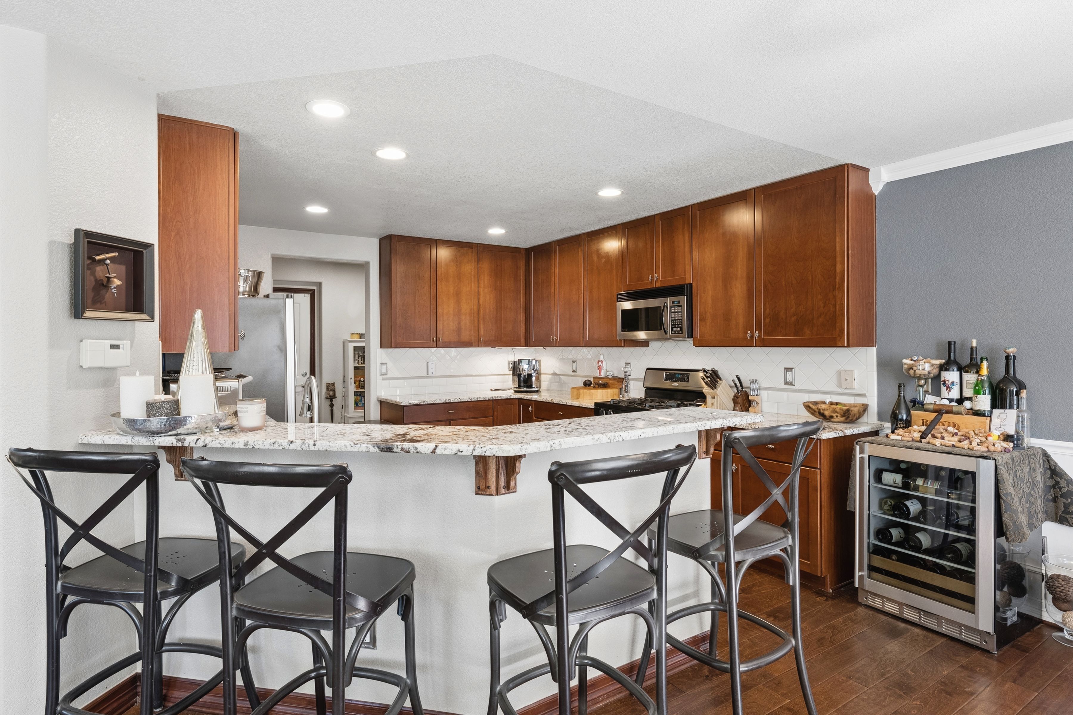  Maintenance-free, Updated Townhome In Prime Location - 物件實景