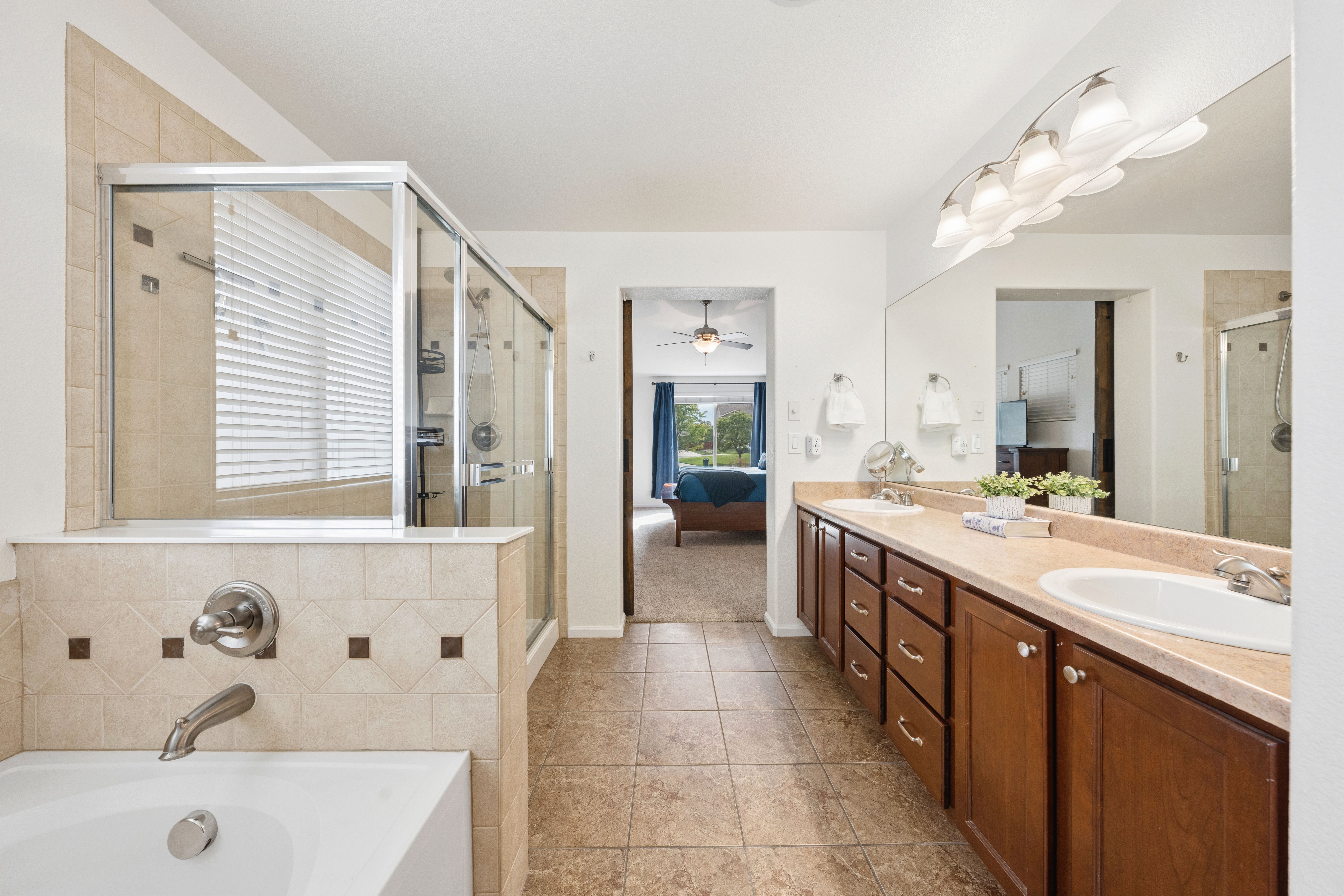 Beautiful Home Located in the Highly Desirable Haven at York Street Community - 物件實景
