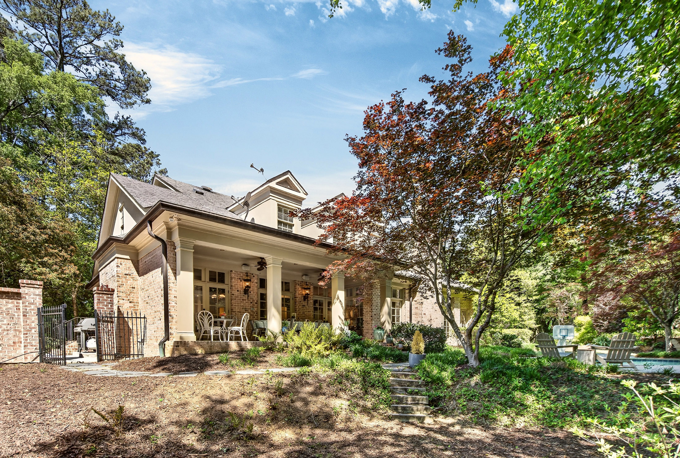  Exceptional Estate with Pool Nestled on 2+/- Private Acres Near Chastain Park - 物件實景