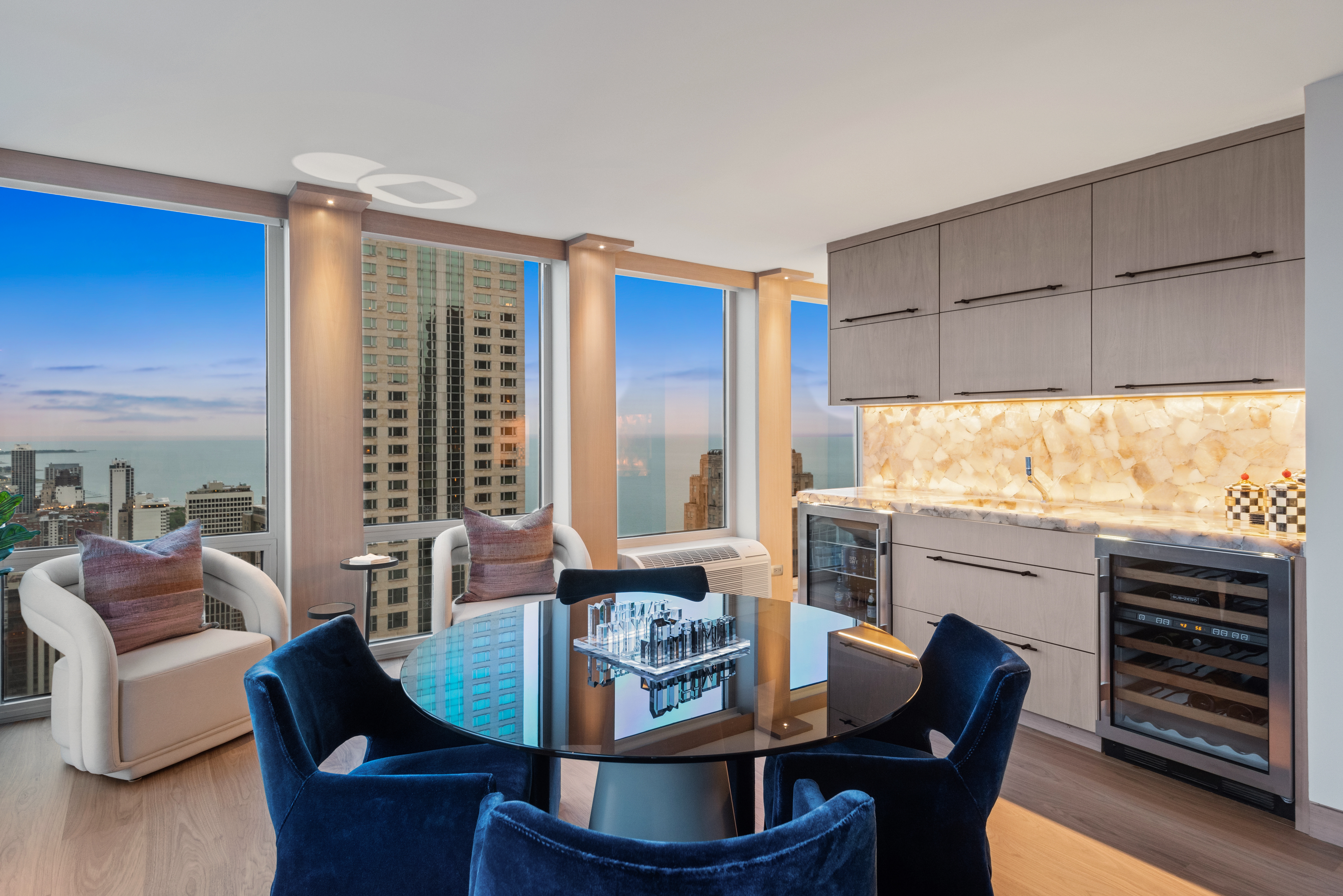 Absolutely Stunning, Penthouse Level Furnished Condo - 物件實景