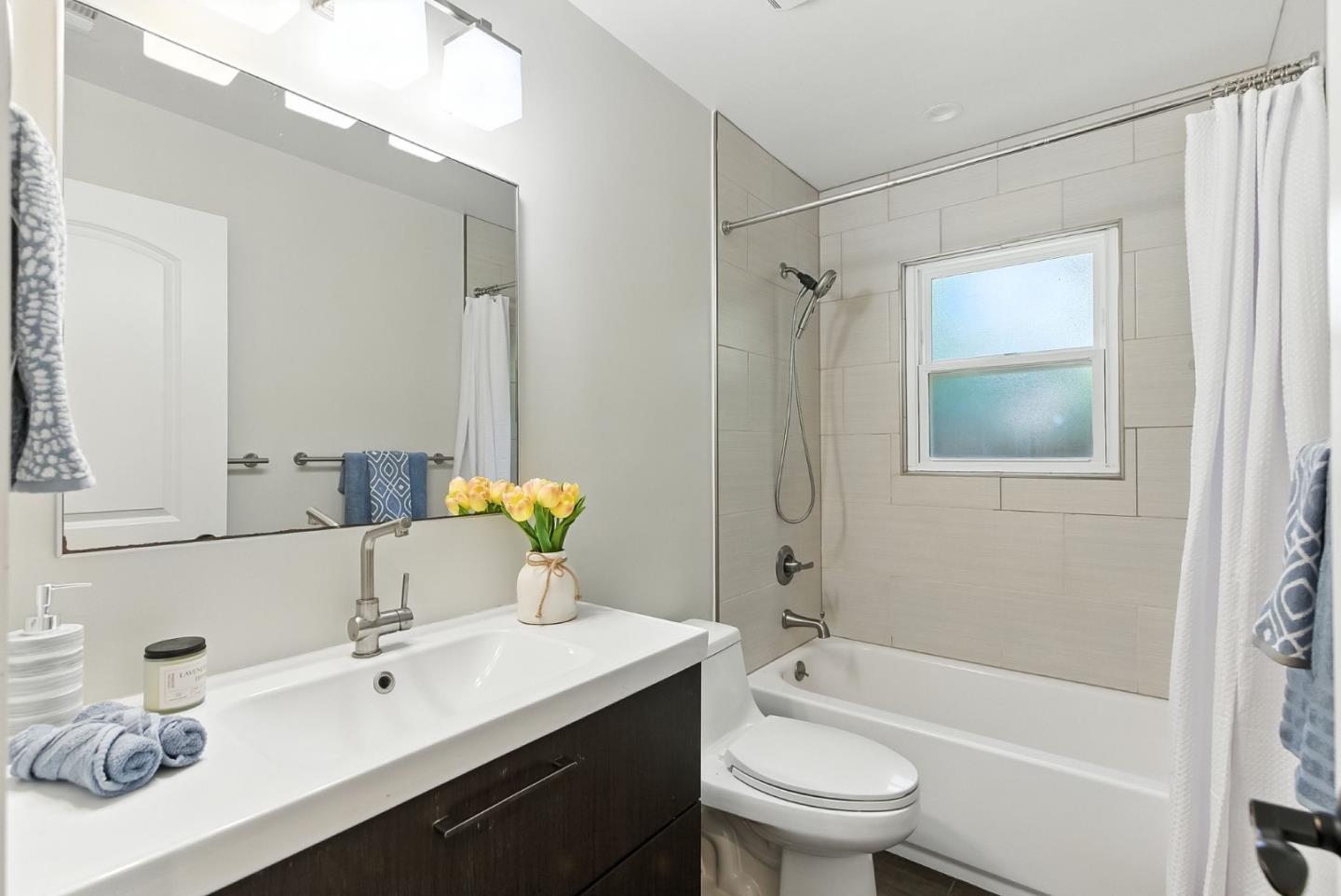 Redwood City, California, 94063, United States, 2 Bedrooms Bedrooms, ,1 BathroomBathrooms,Residential,For Sale,1885449