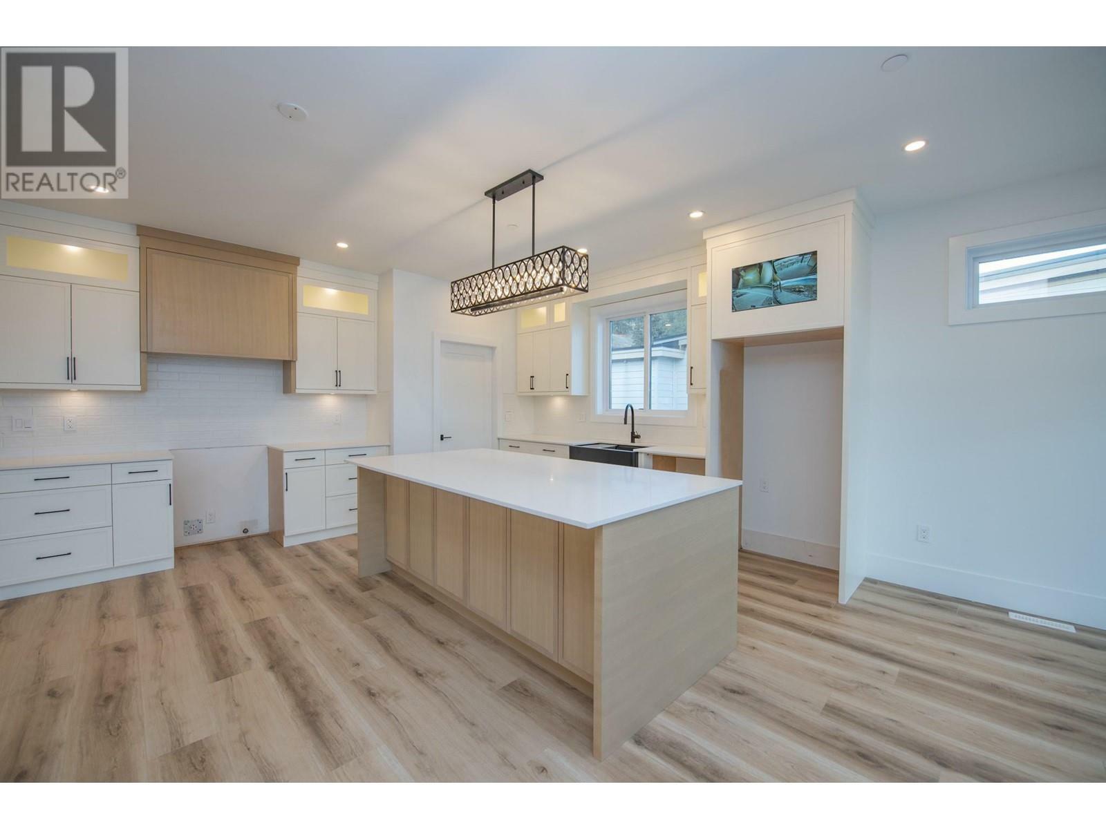 VERNON, British Columbia, V1H 2K9, CA, 4 Bedrooms Bedrooms, ,4 BathroomsBathrooms,Residential,For Sale,1838504