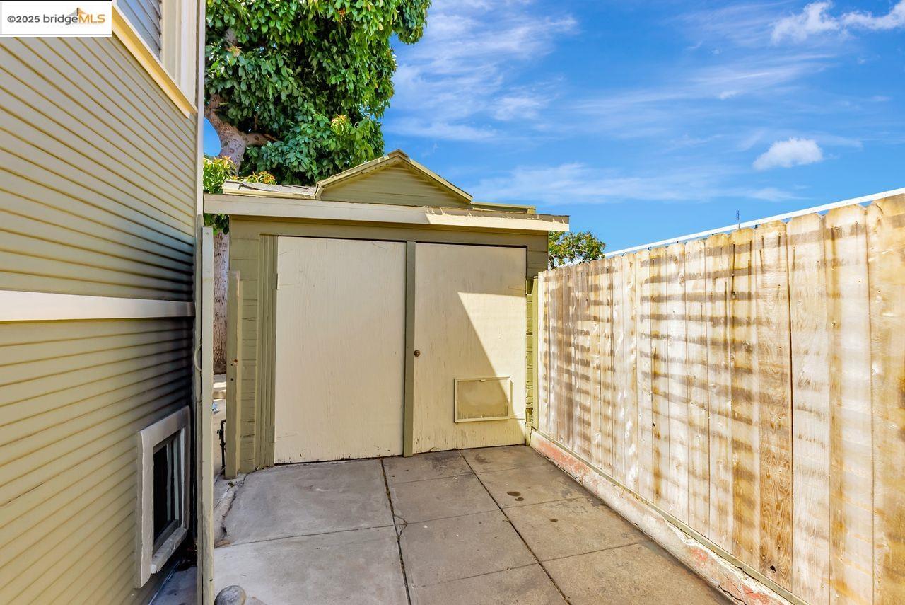 Oakland, California, 94608, United States, 6 Bedrooms Bedrooms, ,3 BathroomsBathrooms,Residential,For Sale,1939780