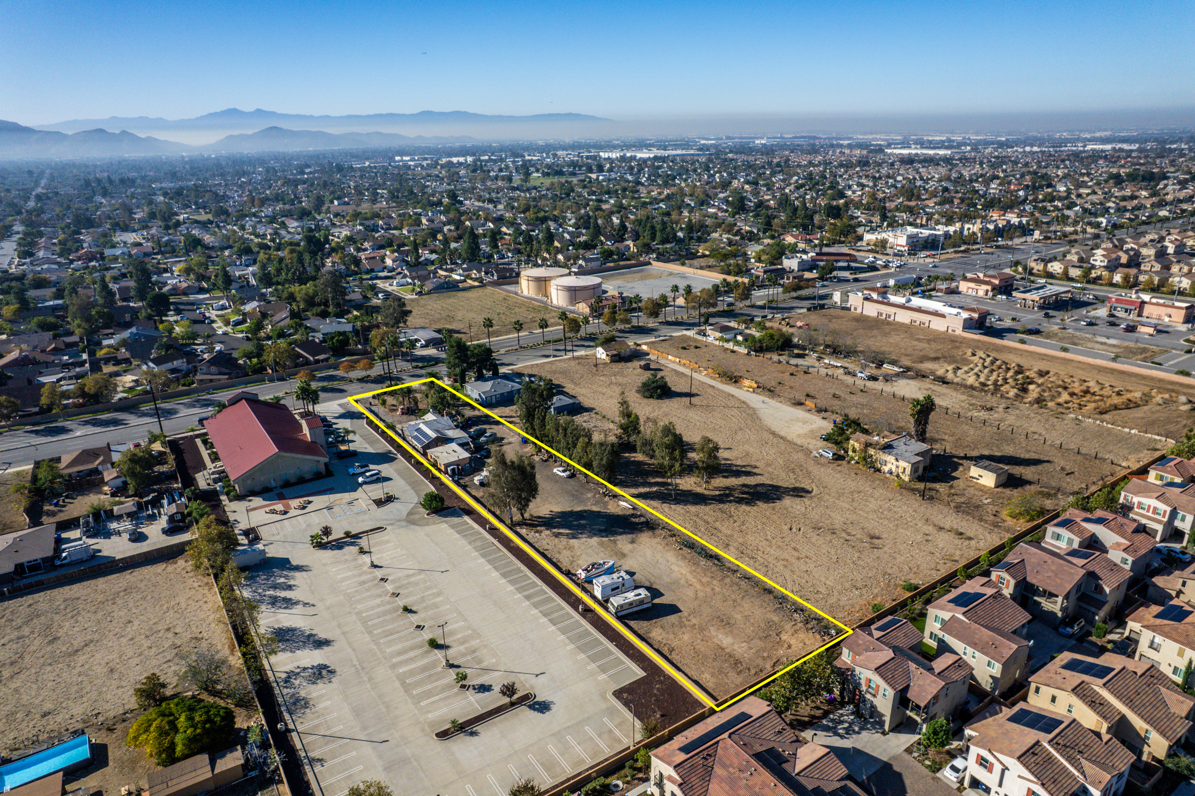 Fontana, California, 92336, United States, 7 Bedrooms Bedrooms, ,4 BathroomsBathrooms,Residential,For Sale,1988528