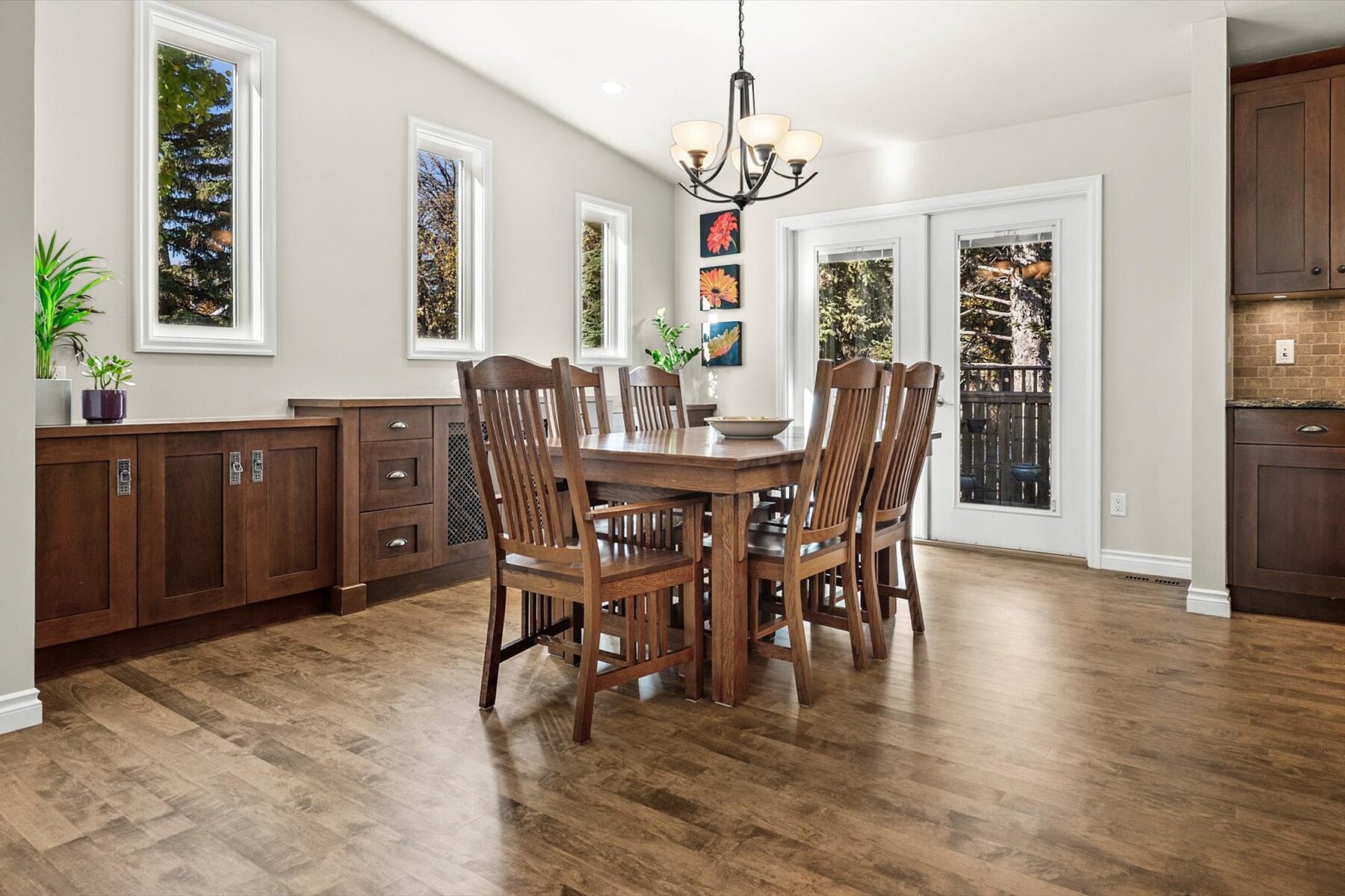  6526 Laurentian Way SW - 物件實景