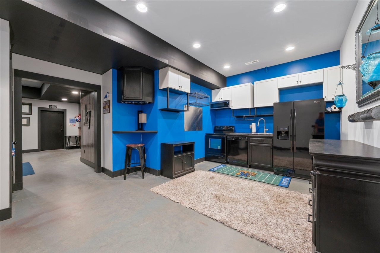 Franklin, Kentucky, 42134, United States, 6 Bedrooms Bedrooms, ,3 BathroomsBathrooms,Residential,For Sale,2002966